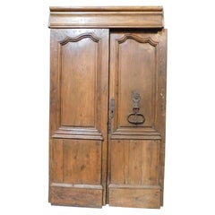 Porta d'ingresso principale a doppia anta, intagliata in legno di noce con trave, Italia