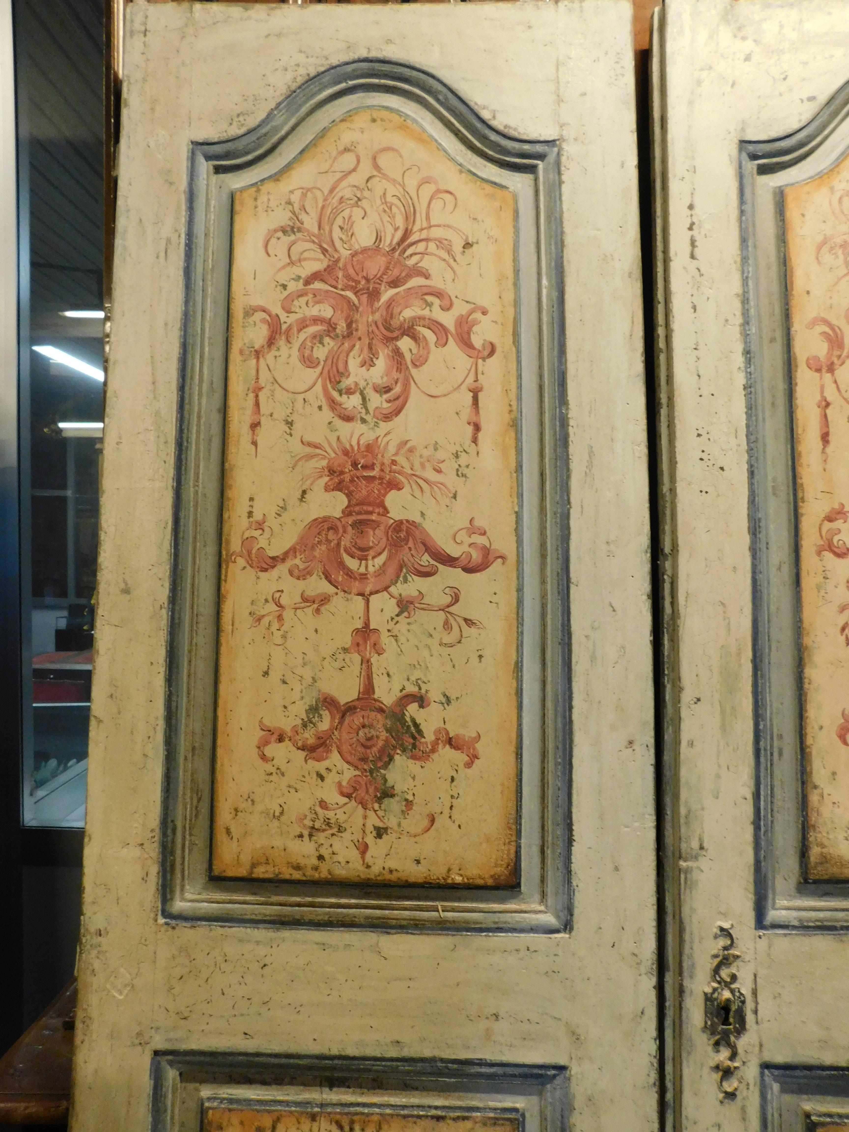 Puerta interior de dos hojas, de madera ricamente pintada, Italia Italiano en venta
