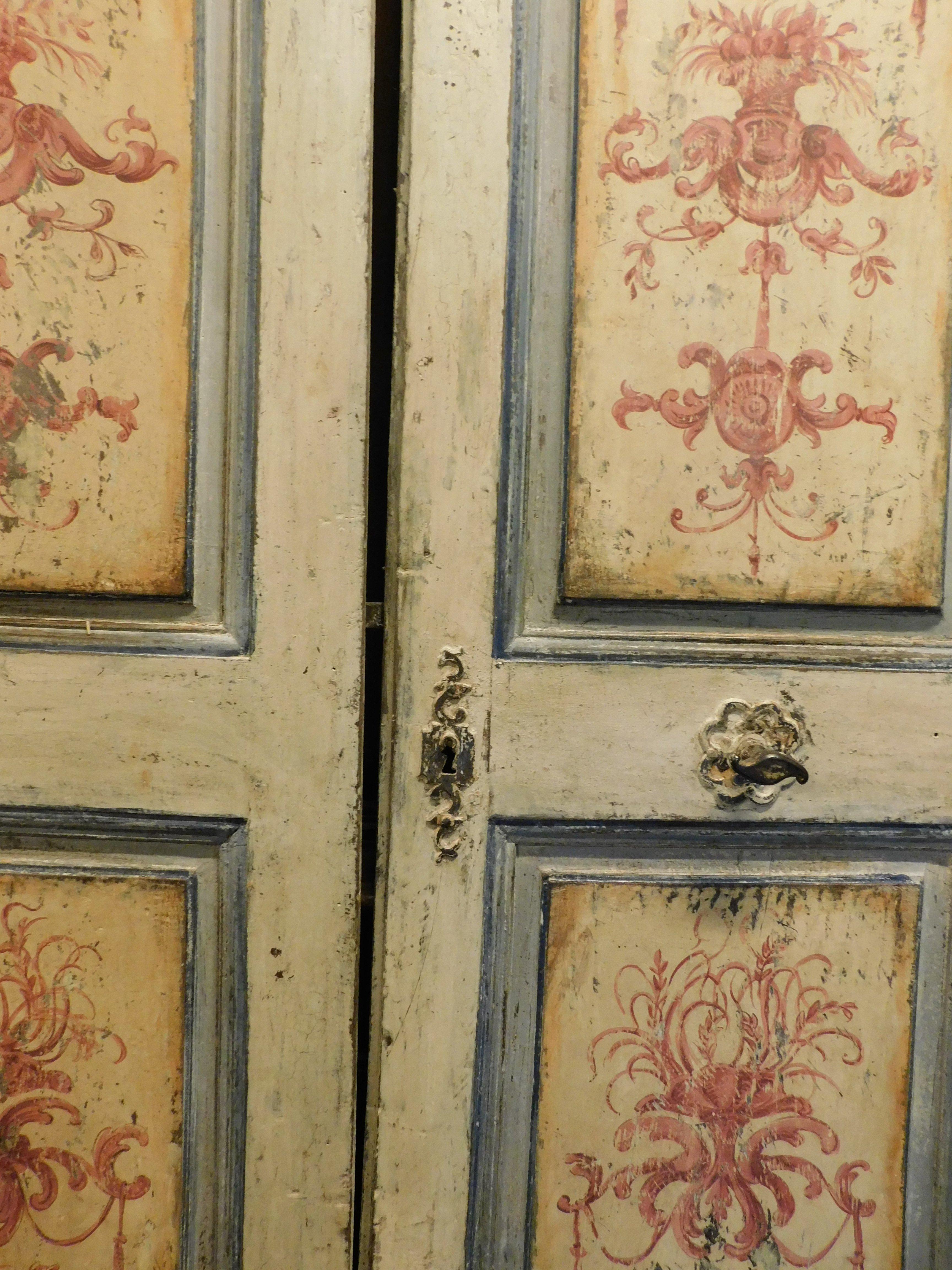 Puerta interior de dos hojas, de madera ricamente pintada, Italia Pintado a mano en venta