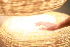 Double World by Ango, diseño de lámpara de pie doble de ratán tejida a mano