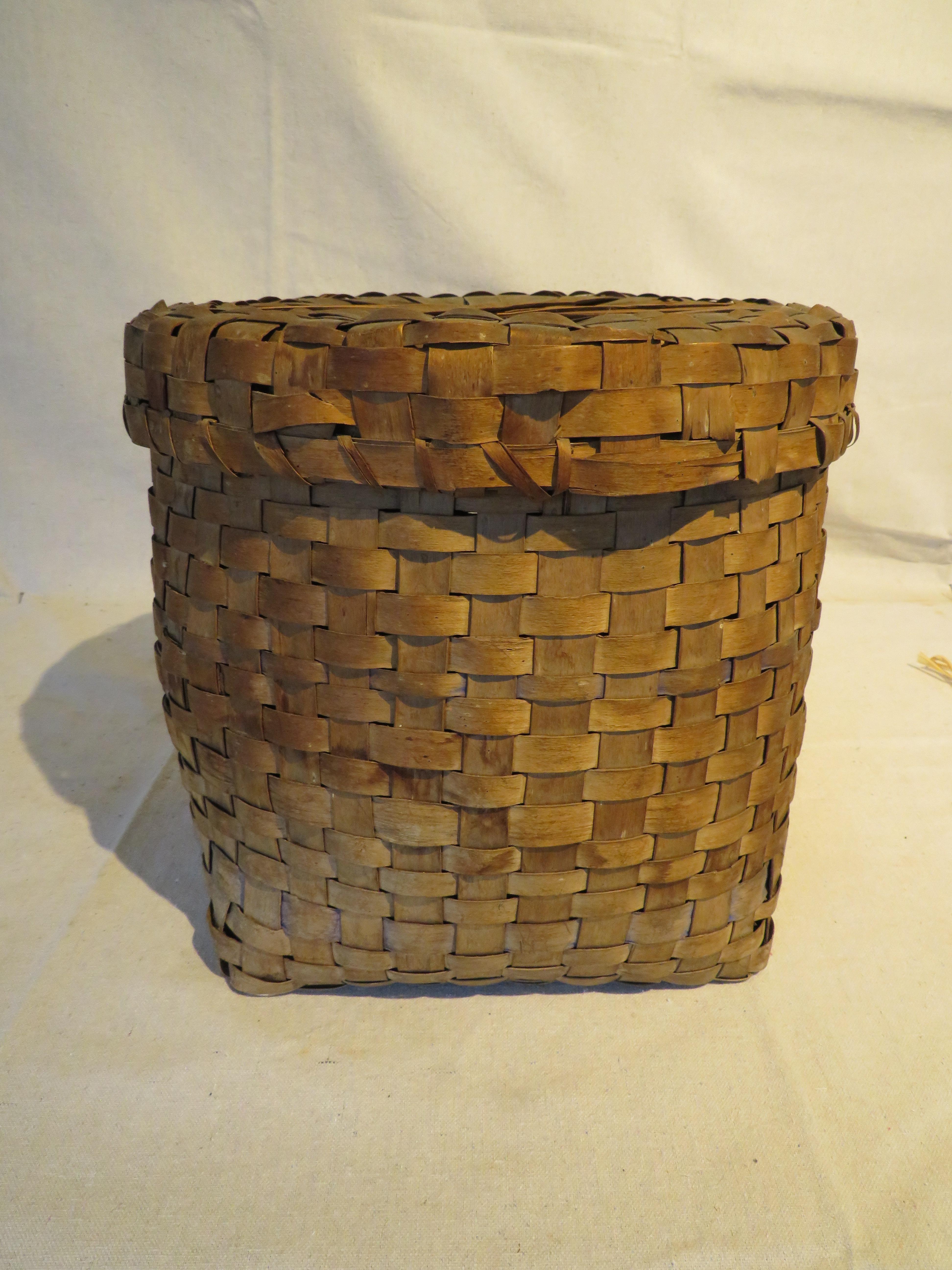 Beautifully woven early 1900’s Double Wrap Splint Basket with a removable lid on top. The top and underside of the lid projects a wheel like fashion. Great condition, with very minimal wear and all the weavings intact and sound.
 