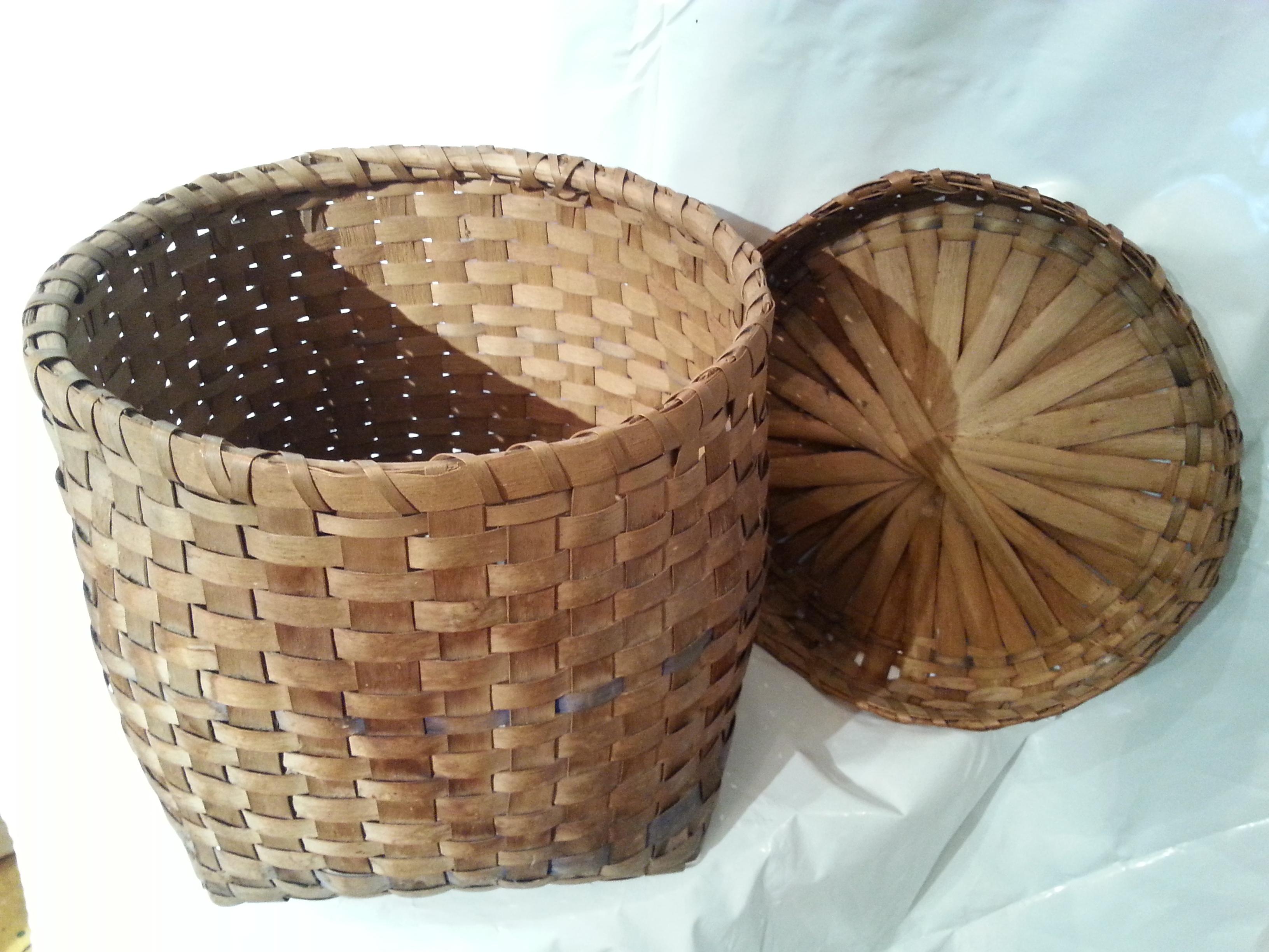 Hand-Woven Double Wrap Splint Basket with Lid For Sale