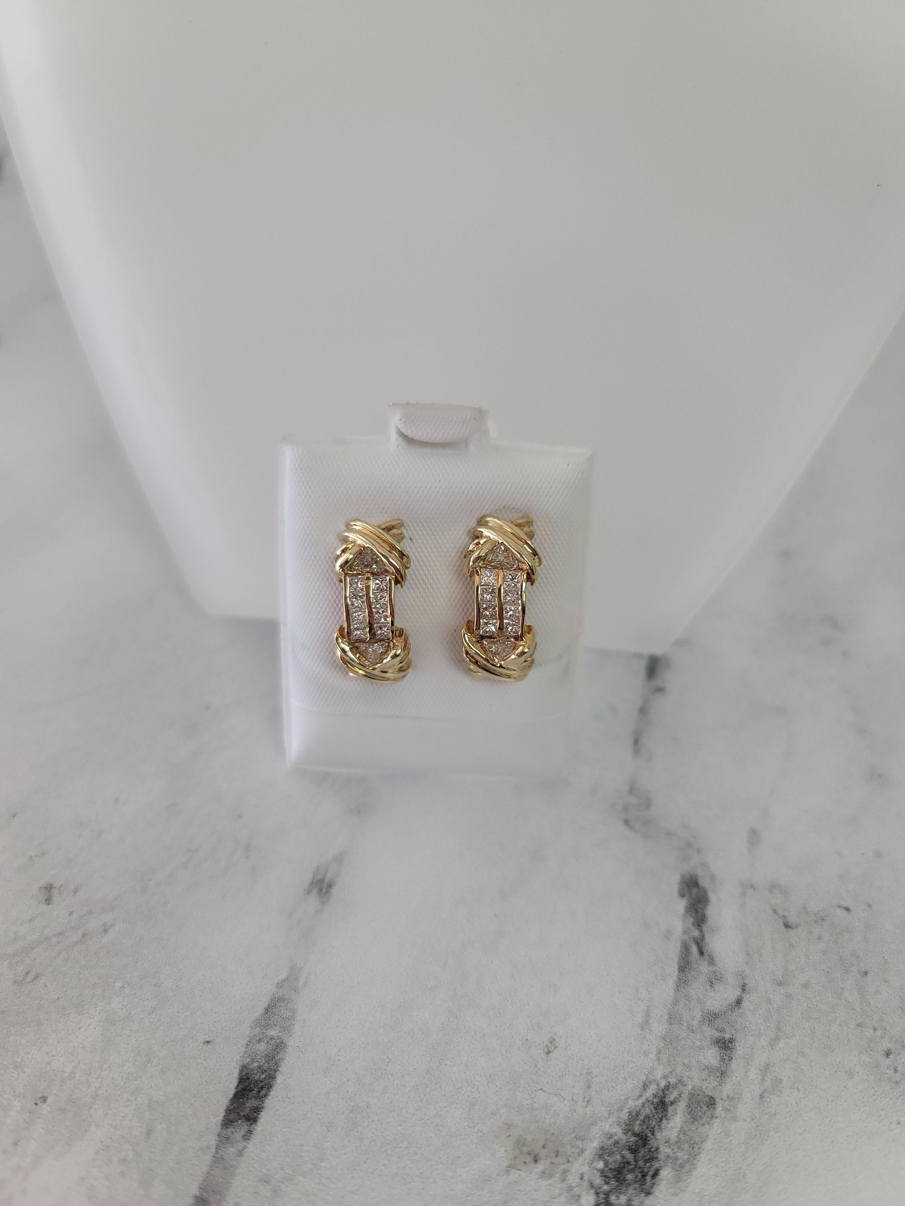 Taille princesse Boucles d'oreilles double 'X' en or jaune 14k, diamants taille princesse et trillion en vente