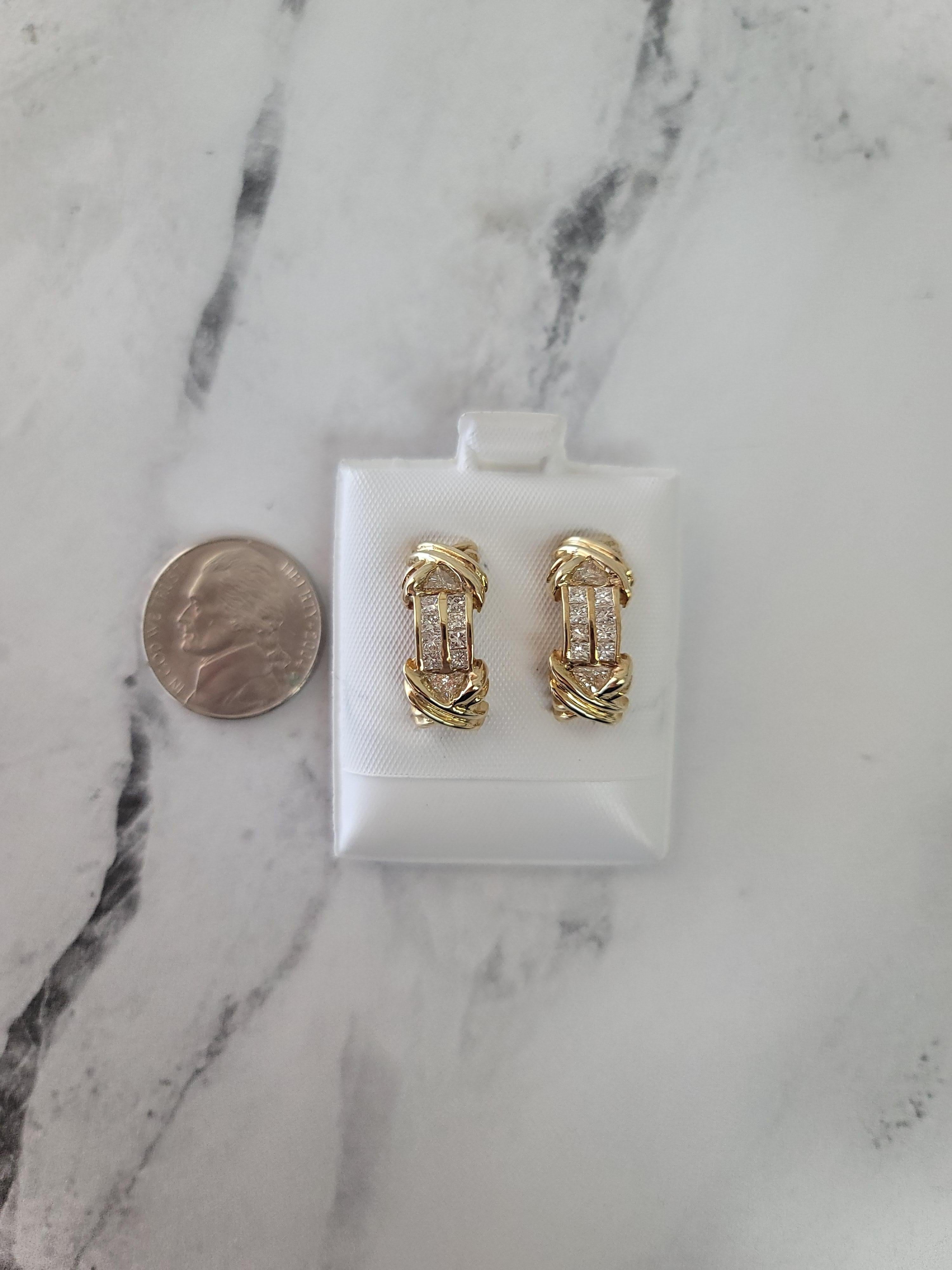 Boucles d'oreilles double 'X' en or jaune 14k, diamants taille princesse et trillion Neuf - En vente à Sugar Land, TX