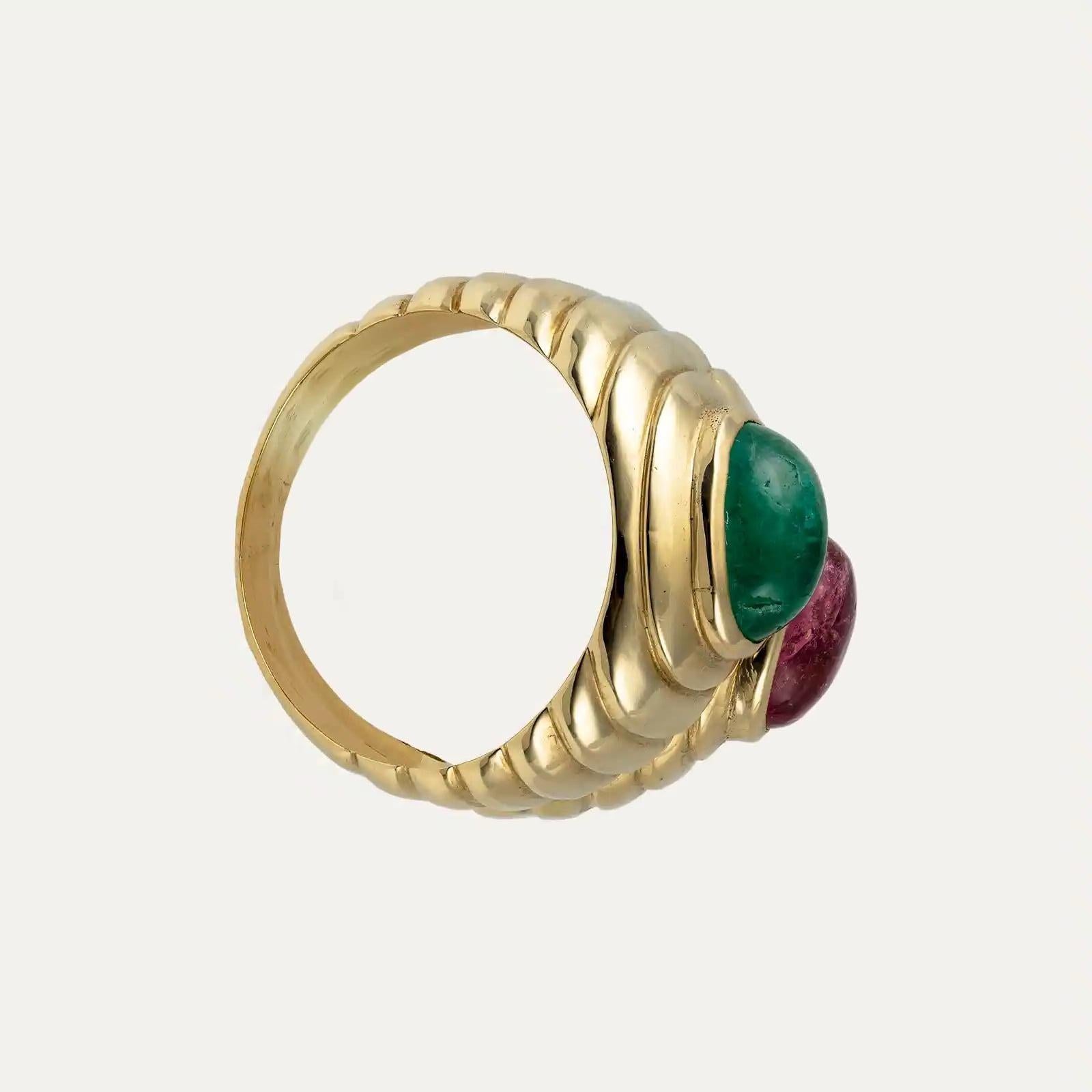 Contemporain Bague double en or jaune avec tourmaline et émeraude en vente