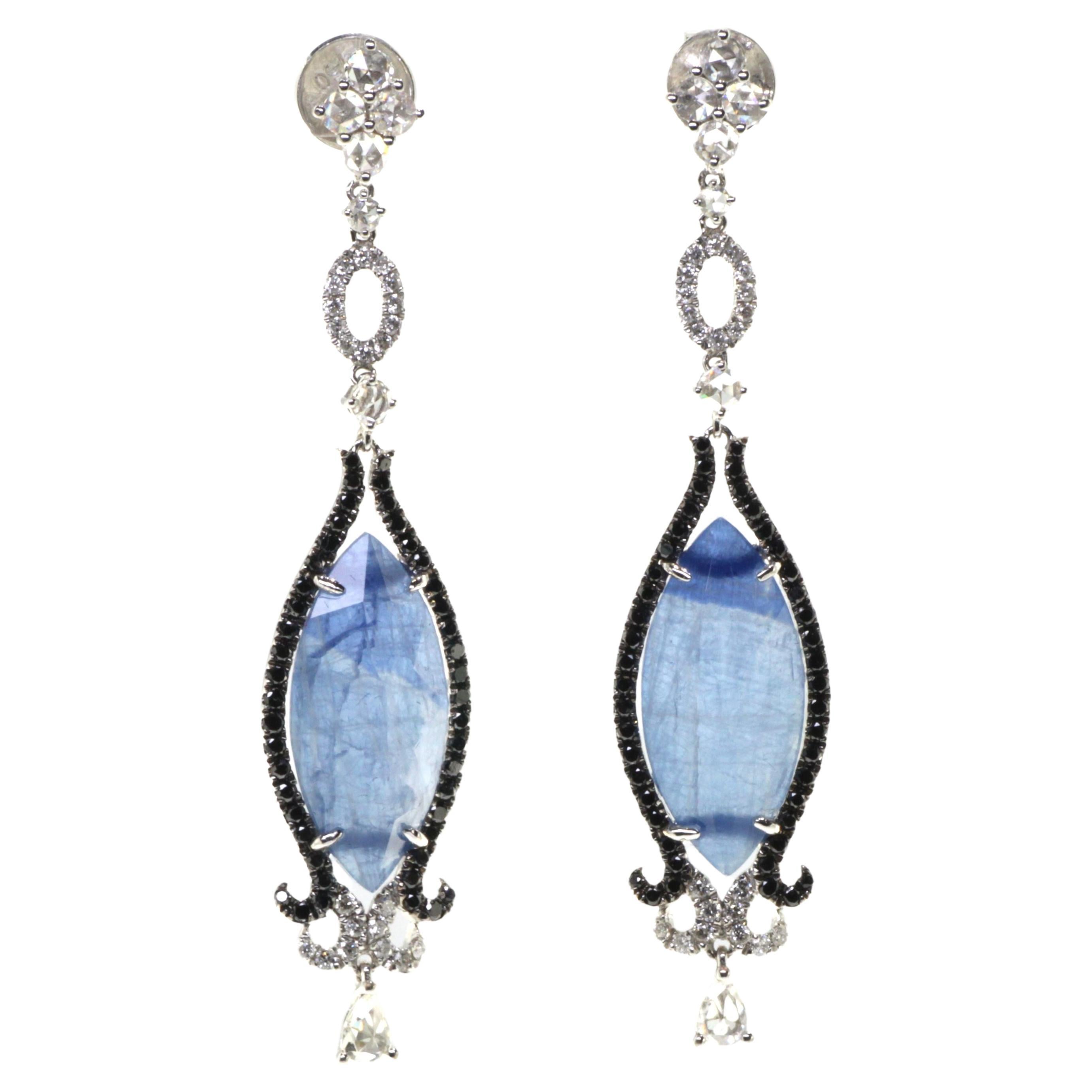 Ti presentiamo gli orecchini a pendente con cristallo di rocca e zaffiro blu da 9,05 carati in oro bianco 18 carati. Questi orecchini presentano una splendida doppietta di zaffiri blu, del peso di ben 9,05 carati, sormontata da un cristallo di rocca