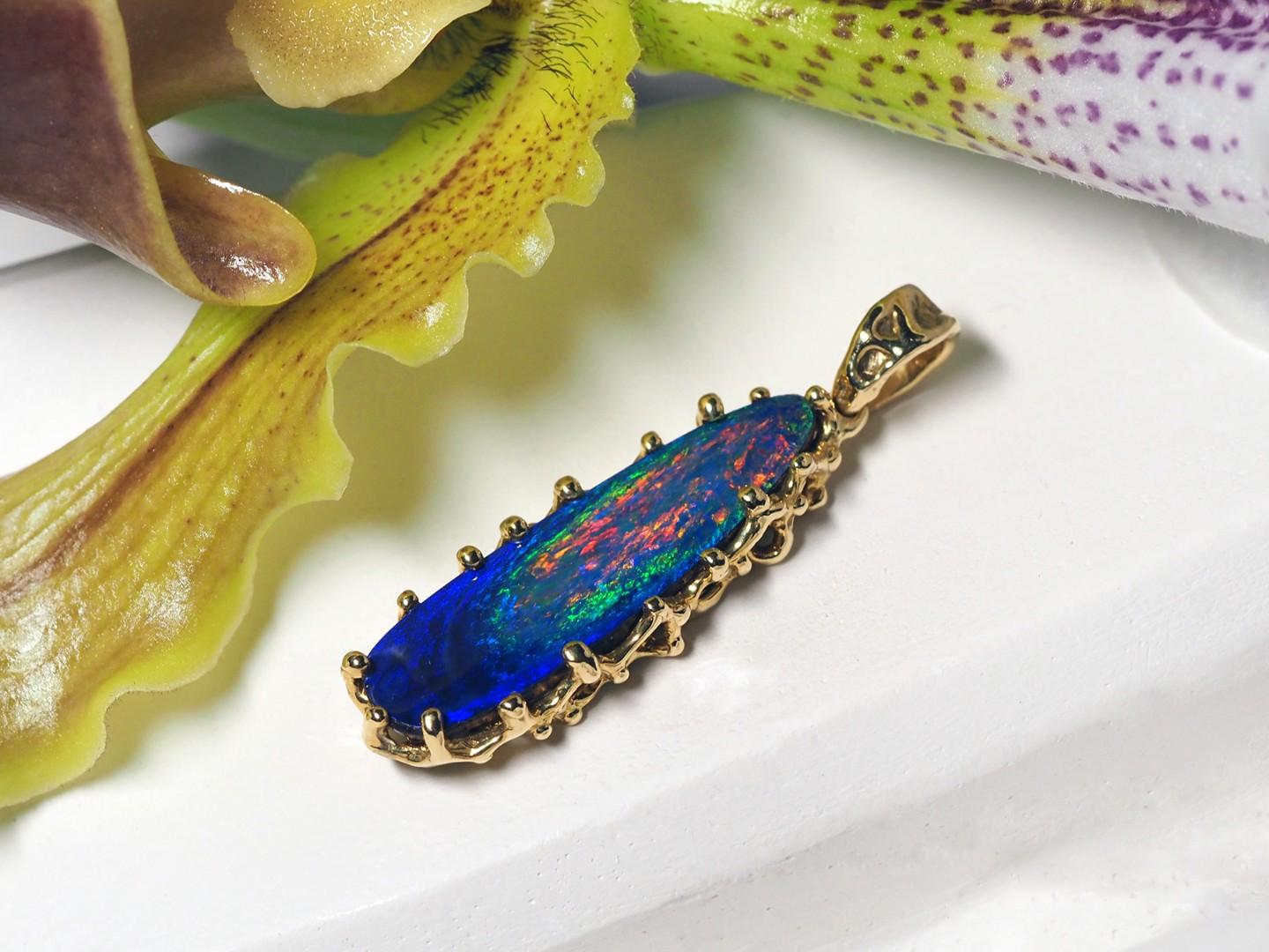 Doublet Black Opal Yellow Gold Pendant Bright Polychrome Dark Blue For Sale 1