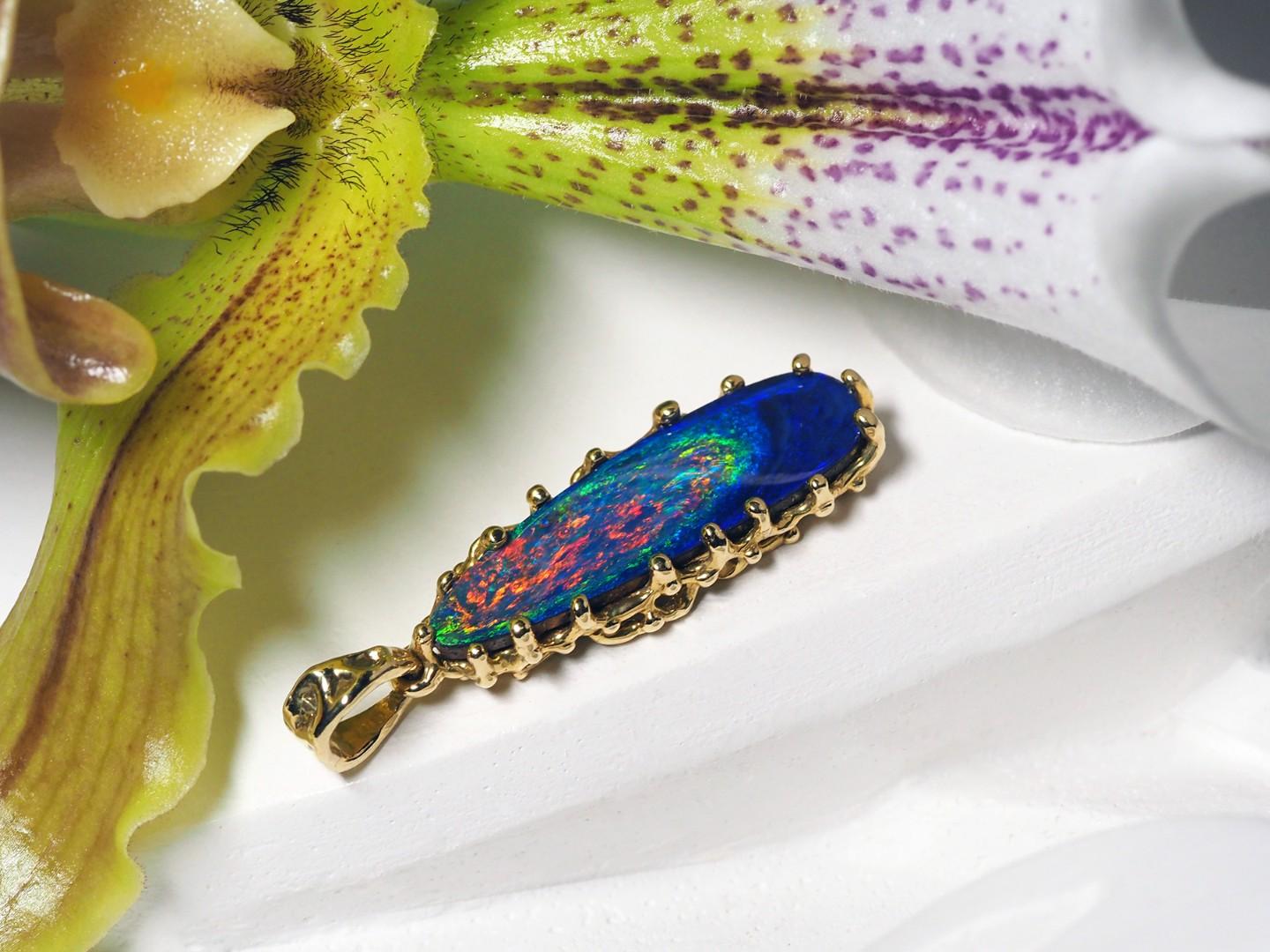 Doublet Black Opal Yellow Gold Pendant Bright Polychrome Dark Blue For Sale 2