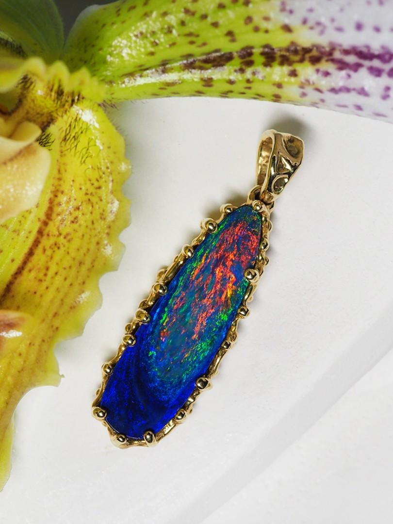 Doublet Black Opal Yellow Gold Pendant Bright Polychrome Dark Blue In New Condition For Sale In Berlin, DE