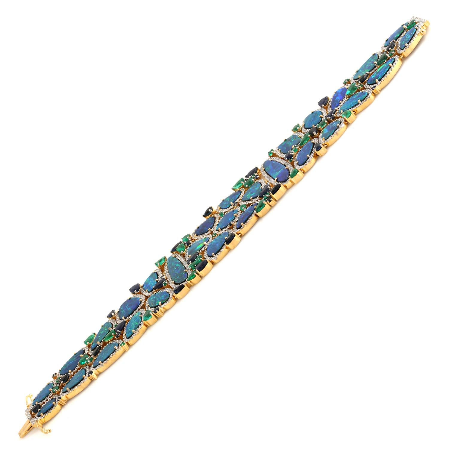 Armband mit doppeltem Opal und blauem Saphir, akzentuiert mit Smaragd und Diamanten (Art déco) im Angebot