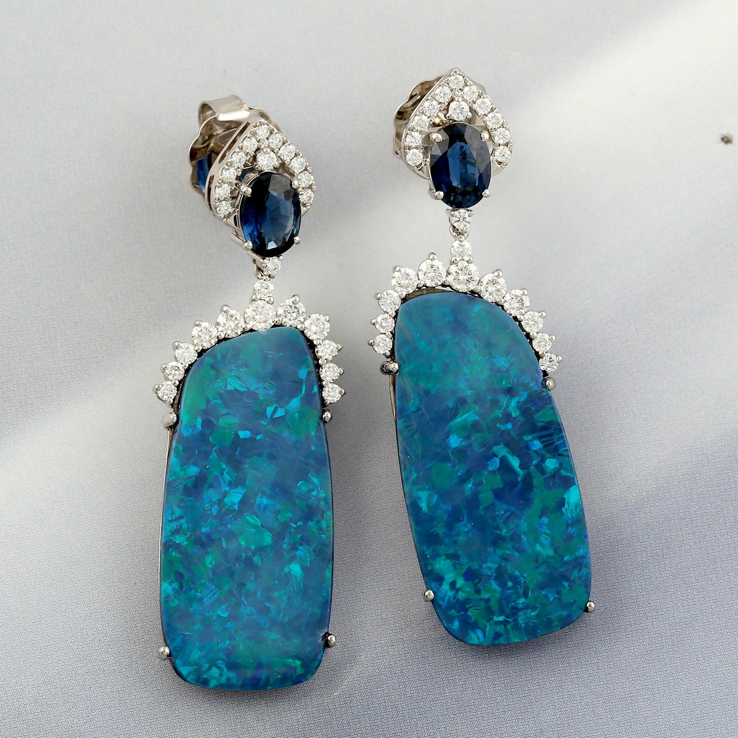 Artigiano Orecchini pendenti con diamanti in oro bianco 18 carati con Opale e Zaffiro Blu in vendita
