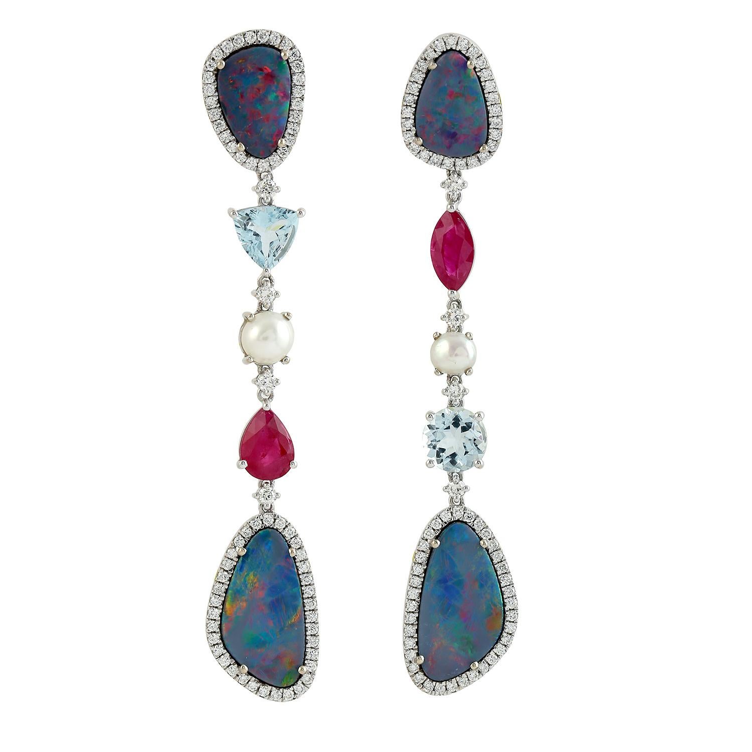 Taille mixte Boucles d'oreilles doublet en or blanc 18 carats avec opale et diamants en vente