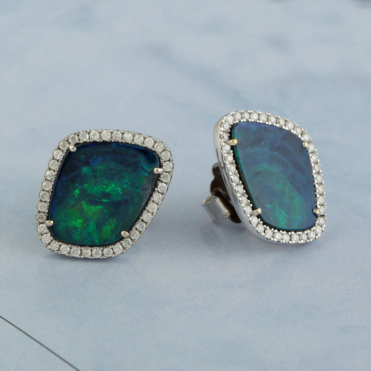 Artigiano Orecchini a perno minimalisti con diamanti in oro bianco 18 carati con opale doppiata in vendita