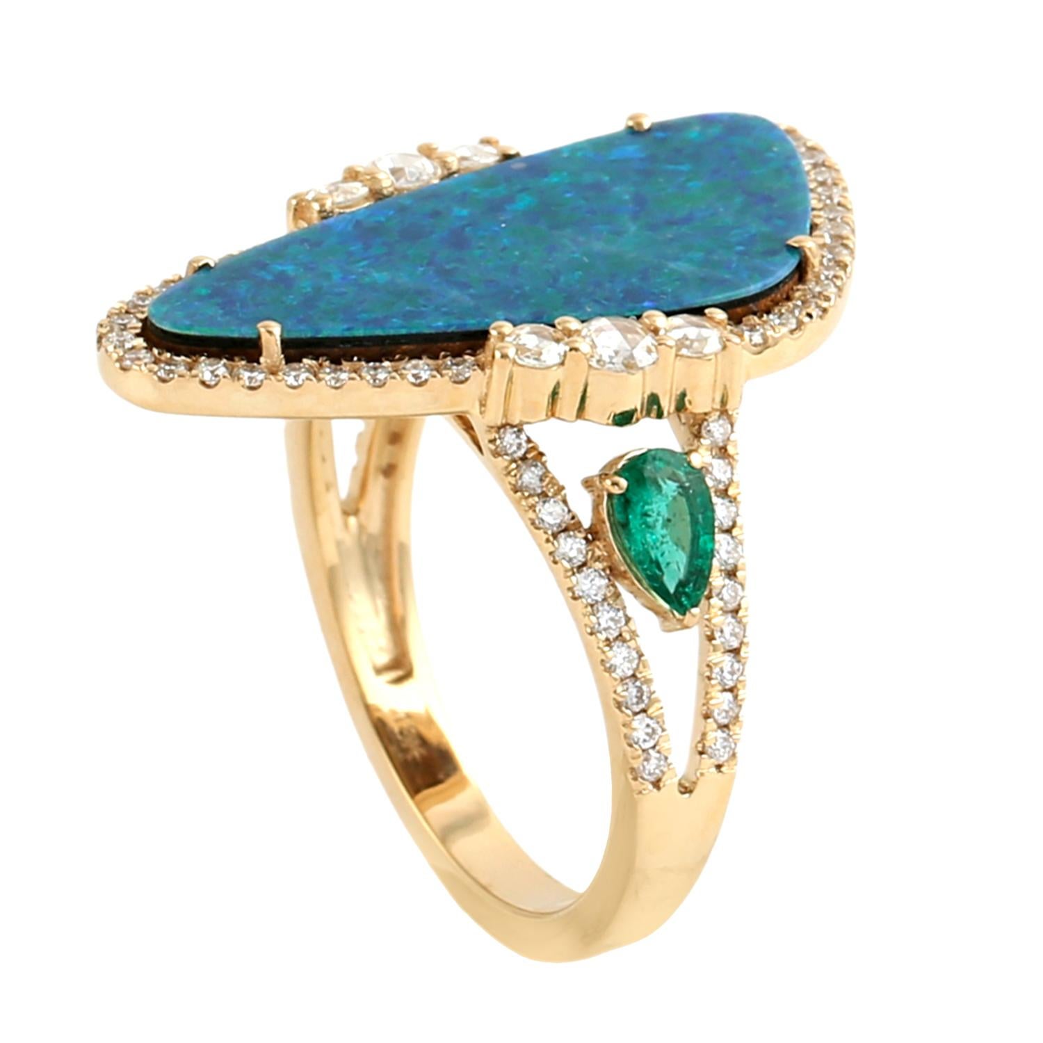 Doublet Opal Ring Accented With Emerald & Diamonds In 18k Yellow Gold im Zustand „Neu“ im Angebot in New York, NY