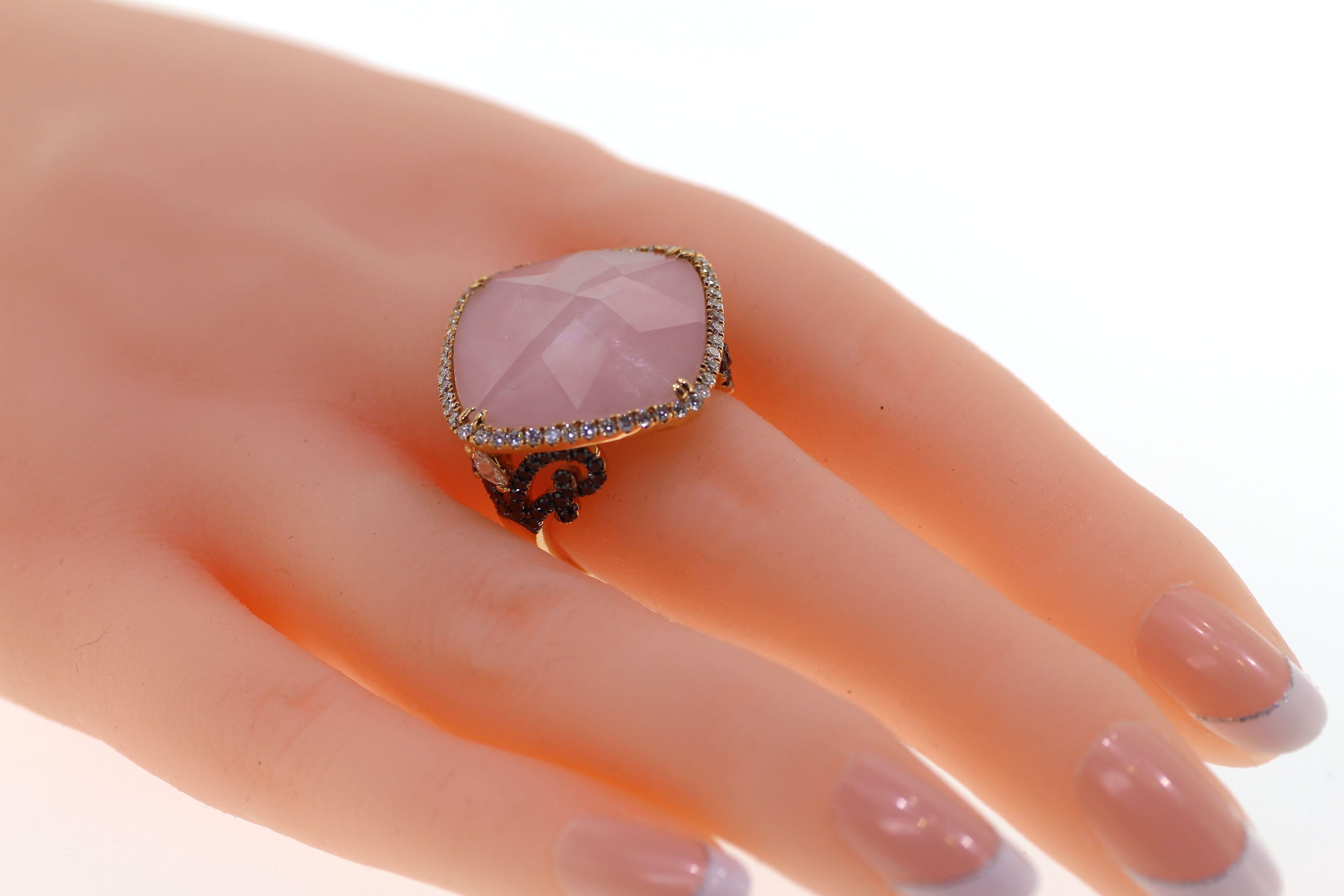 Vintage 14.1ct Doublet Pink Opal Quartz Diamond Ring in 18 Karat Rose Gold In New Condition For Sale In Hong Kong, HK