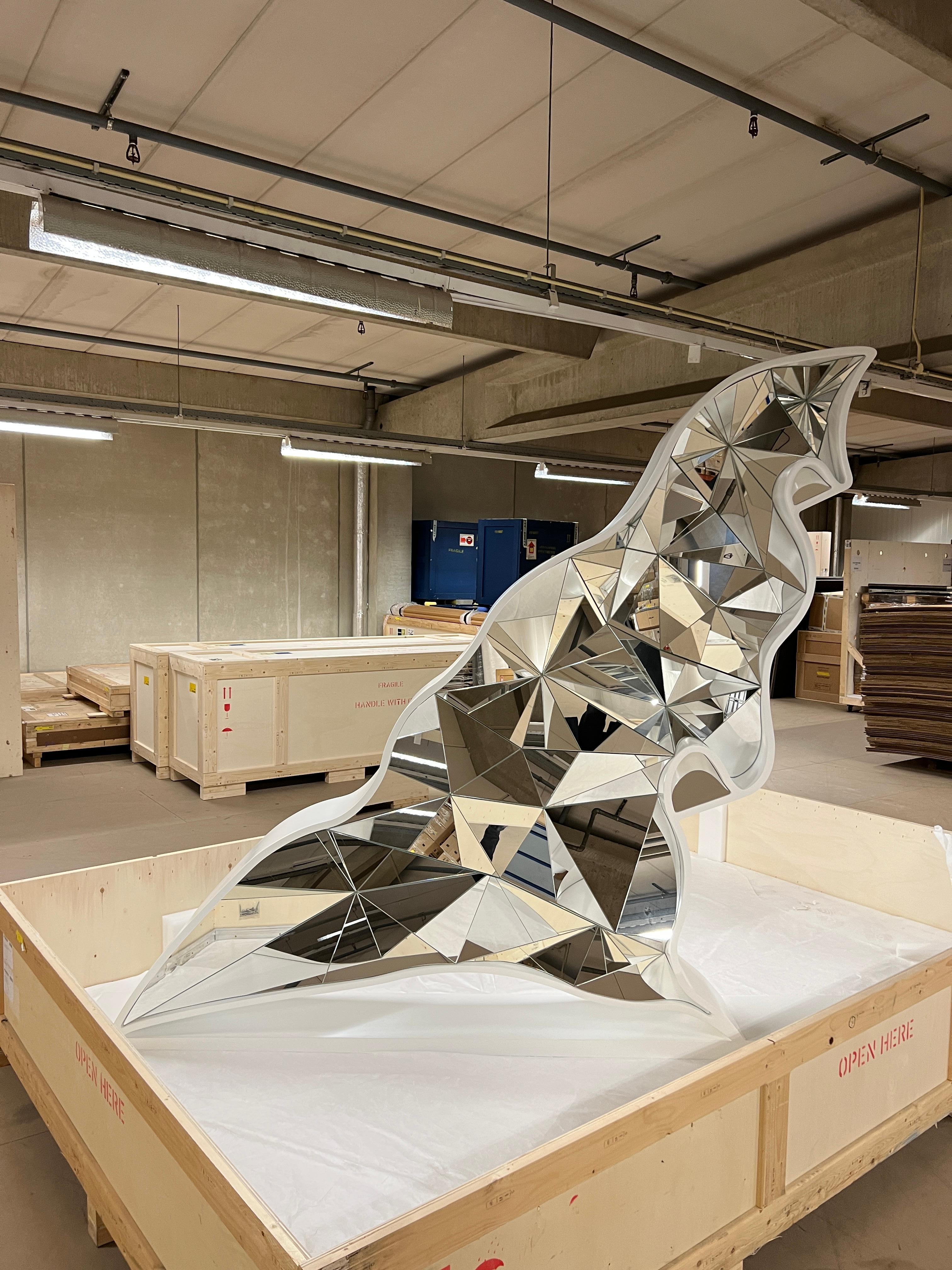 EveryThing (Drapeau) 2015 - Gris Figurative Sculpture par Doug Aitken