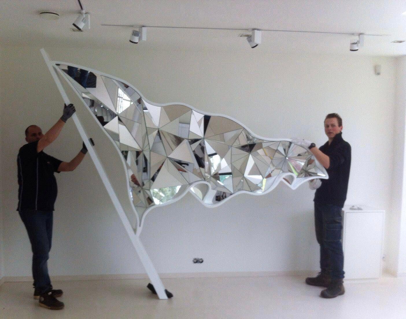 Doug Aitken Figurative Sculpture – EveryThing (Flagge) 2015