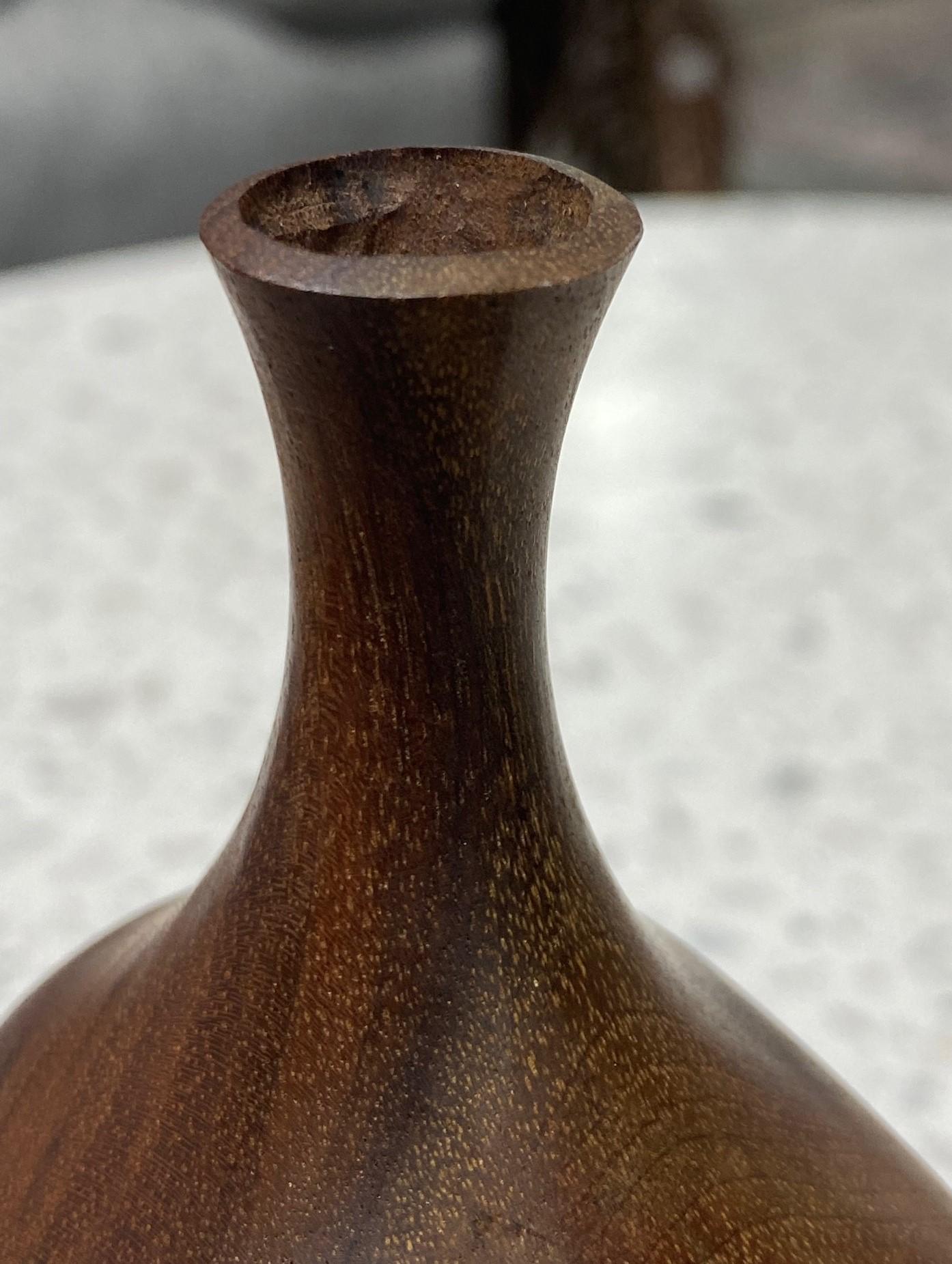 Vase en bois naturel organique tourné signé de l'artiste californien Doug Ayers en vente 2