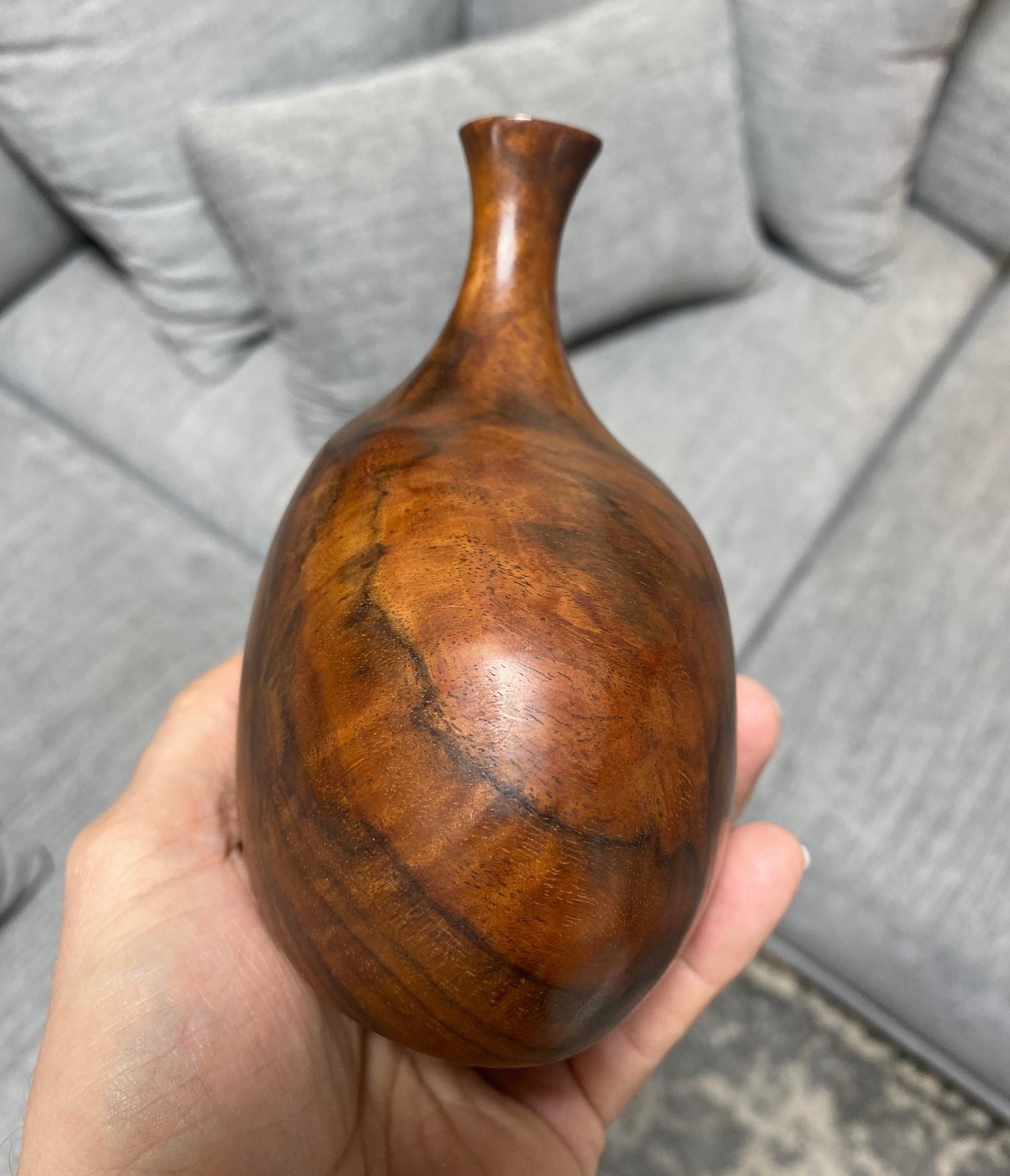 Vase en bois naturel organique tourné signé de l'artiste californien Doug Ayers en vente 3