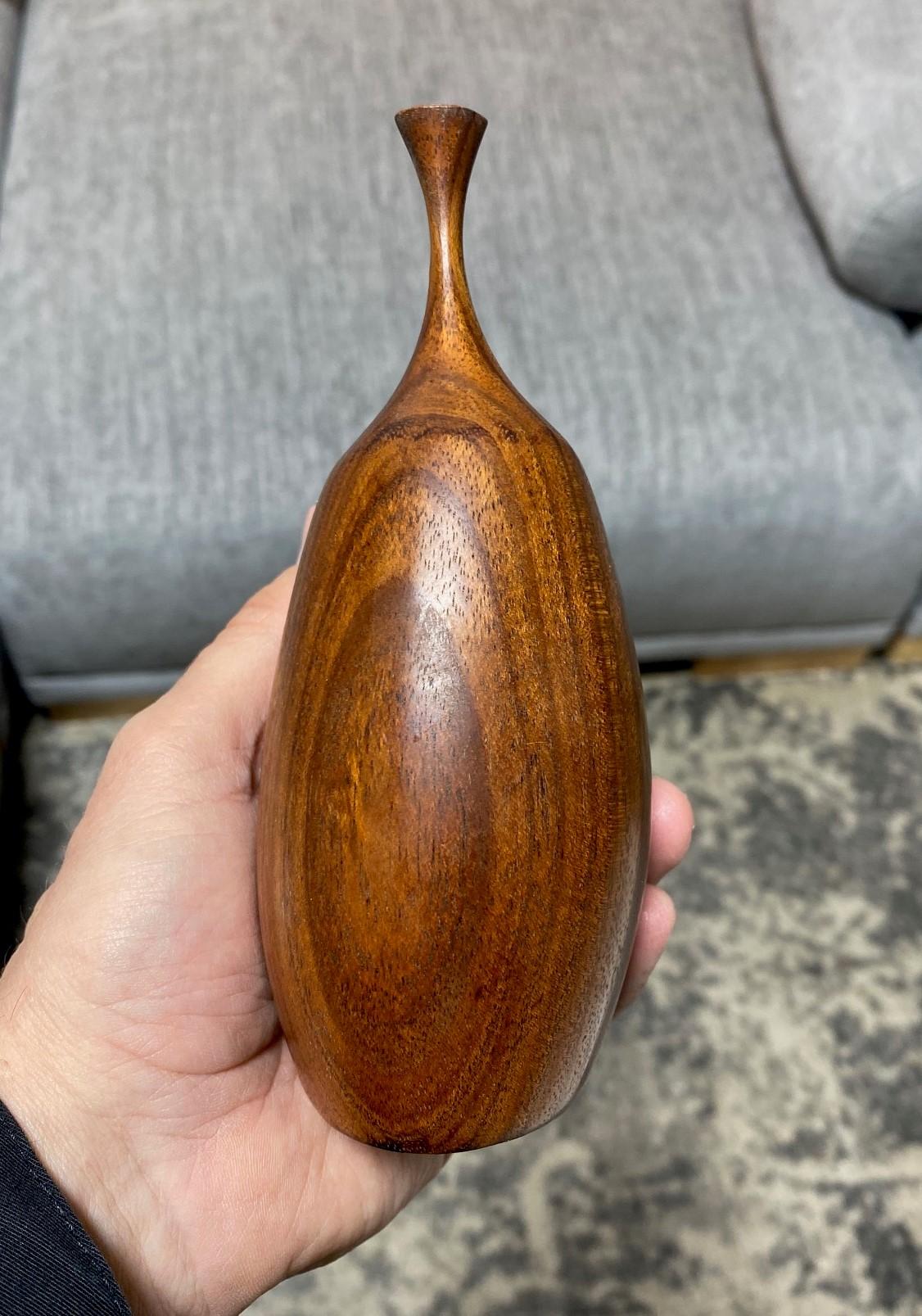 Doug Ayers firmato dall'artista californiano Vaso in legno organico naturale tornito con erbacce in vendita 6