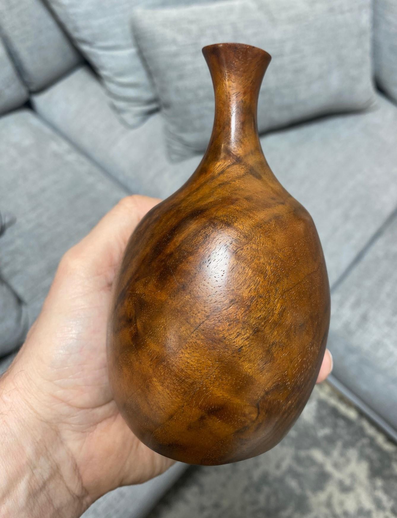 Vase en bois naturel organique tourné signé de l'artiste californien Doug Ayers en vente 6
