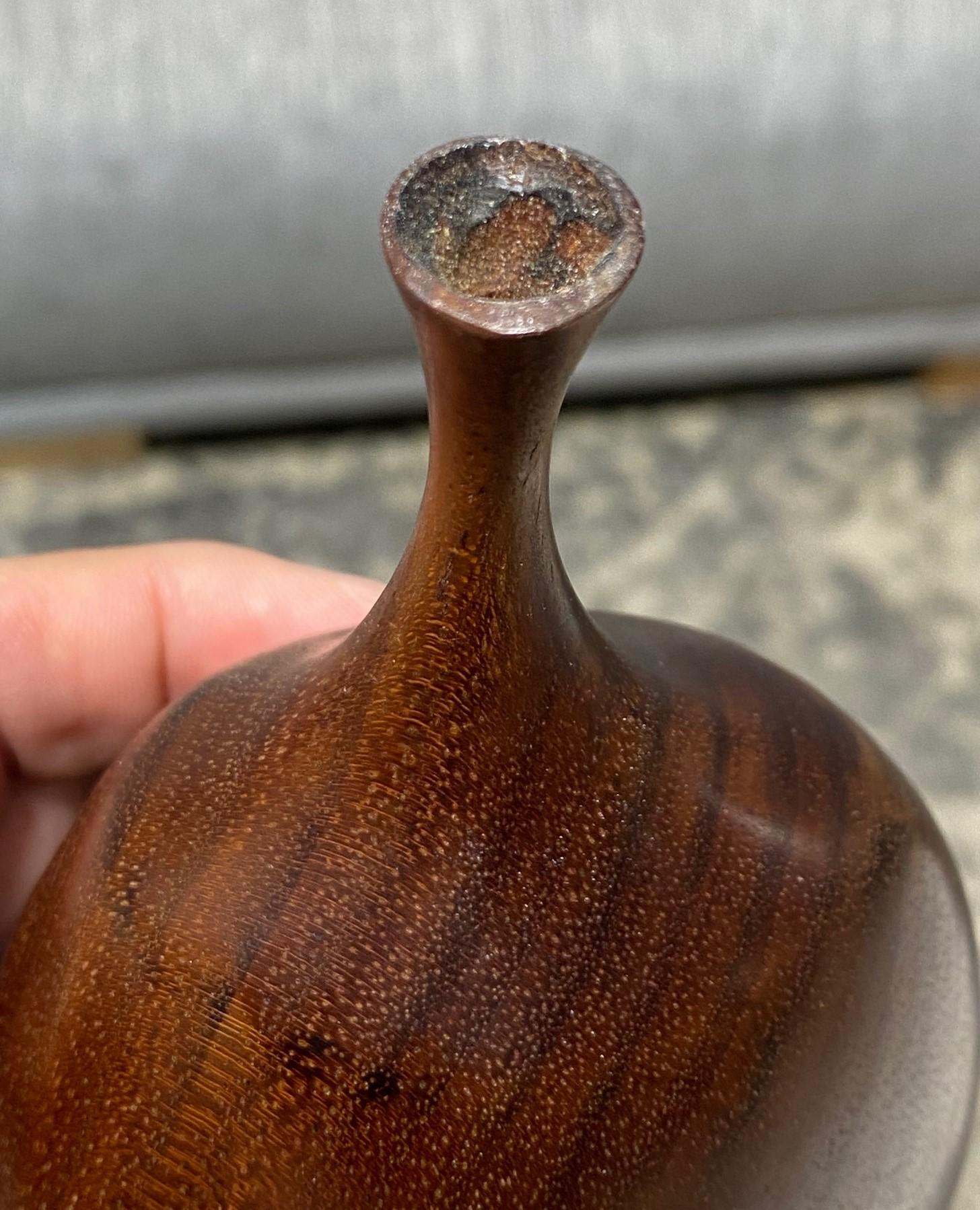 Vase en bois naturel organique tourné signé de l'artiste californien Doug Ayers en vente 9