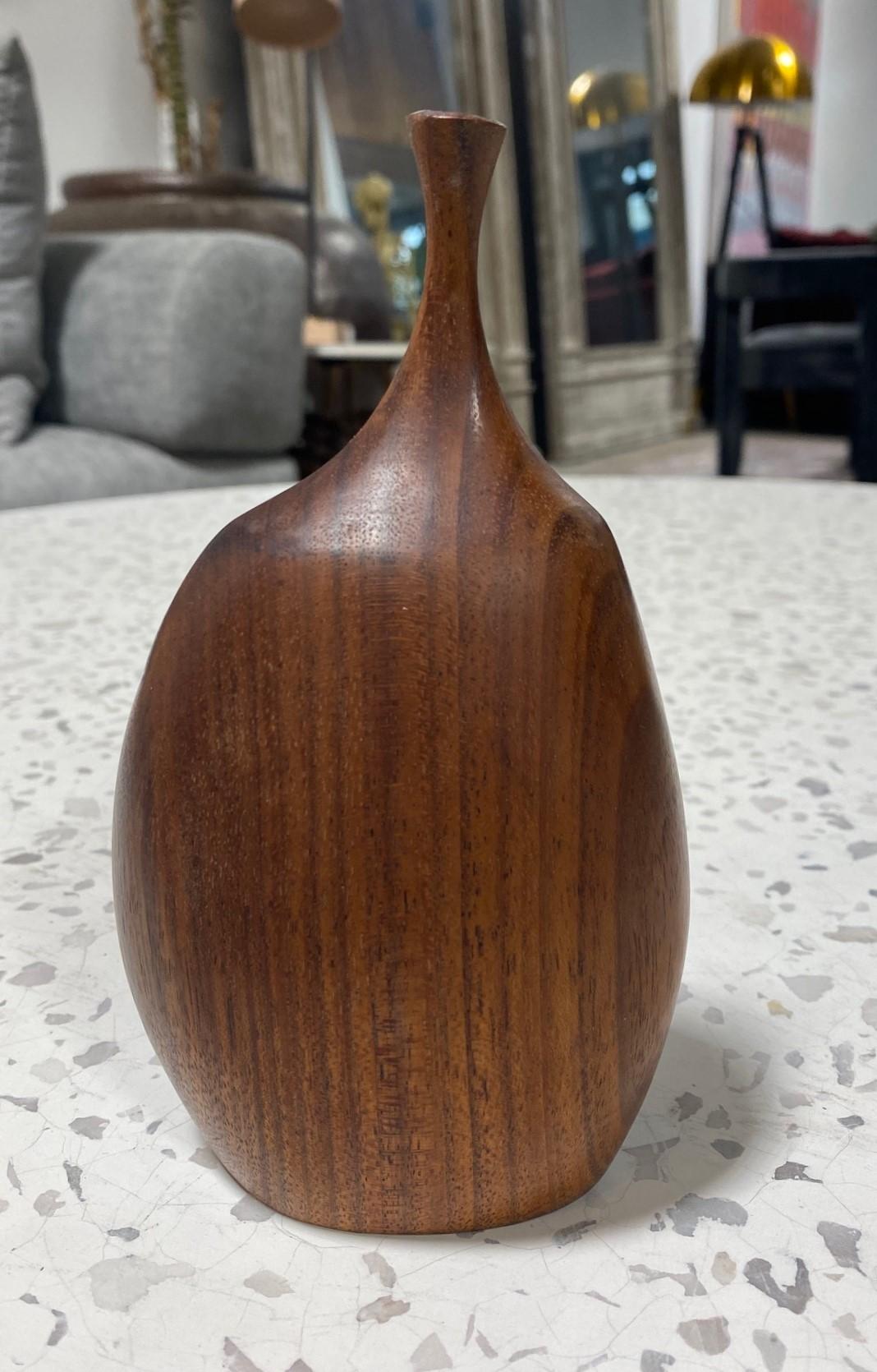 Eine sehr schön gearbeitete und geschnitzte Vase aus Holz von dem famosen amerikanischen (Mendocino, CA) Künstler/Bildhauer Doug Ayers. Die natürliche, organische Maserung des Holzes ist bei diesem Stück besonders spektakulär. 

Signiert von Ayers