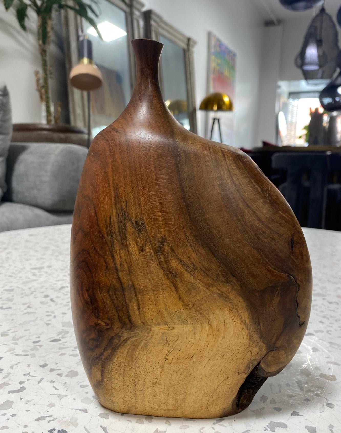 Un très beau vase en bois tourné et sculpté par le célèbre artiste/sculpteur américain/californien (Mendocino, CA) Doug Ayers. Le grain organique du bois et les couleurs changeantes sont tout à fait spectaculaires dans cette pièce, tout comme les