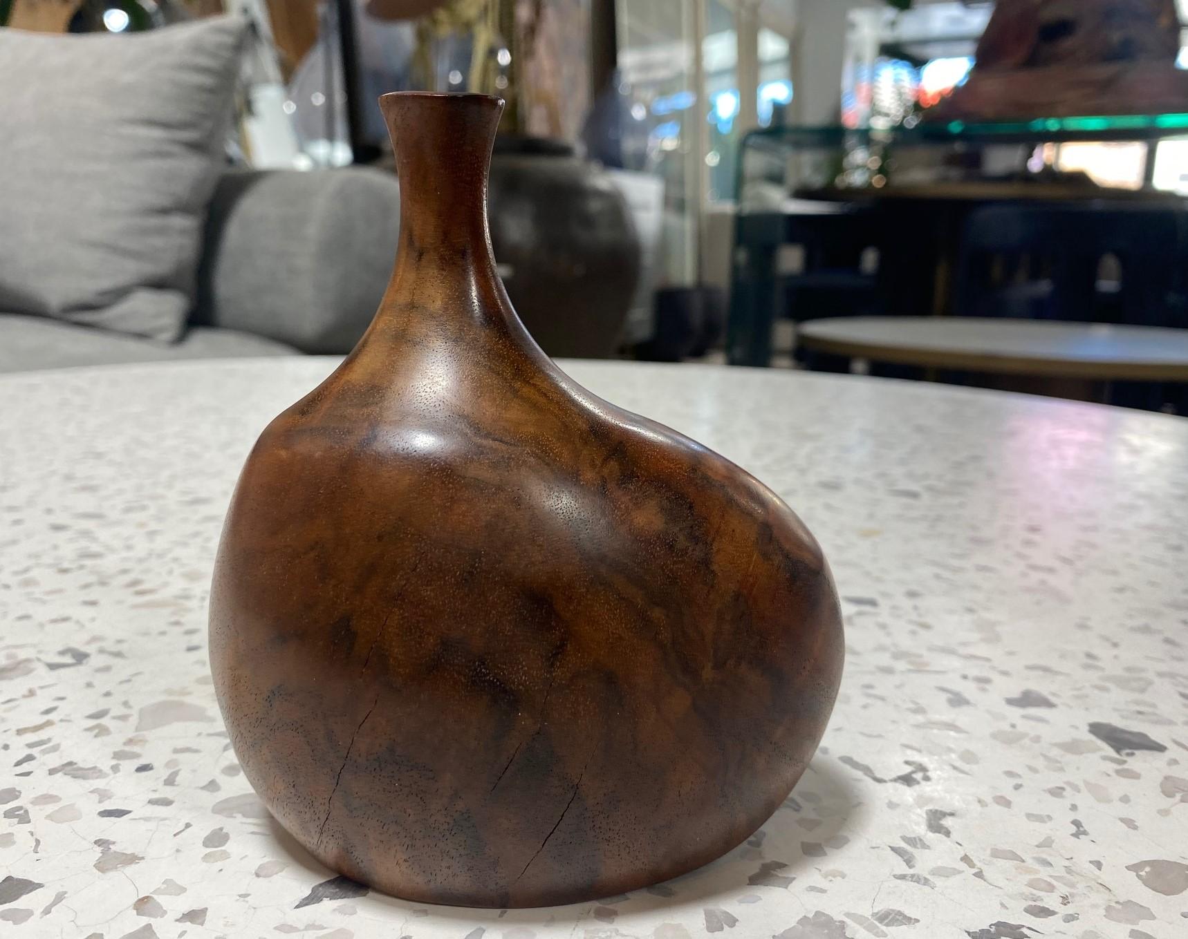 Eine sehr schön gearbeitete und geschnitzte Vase aus Holz von dem famosen amerikanischen (Mendocino, Kalifornien) Künstler/Bildhauer Doug Ayers. Die natürliche, organische Maserung des Holzes ist bei diesem Stück besonders spektakulär. 

Signiert