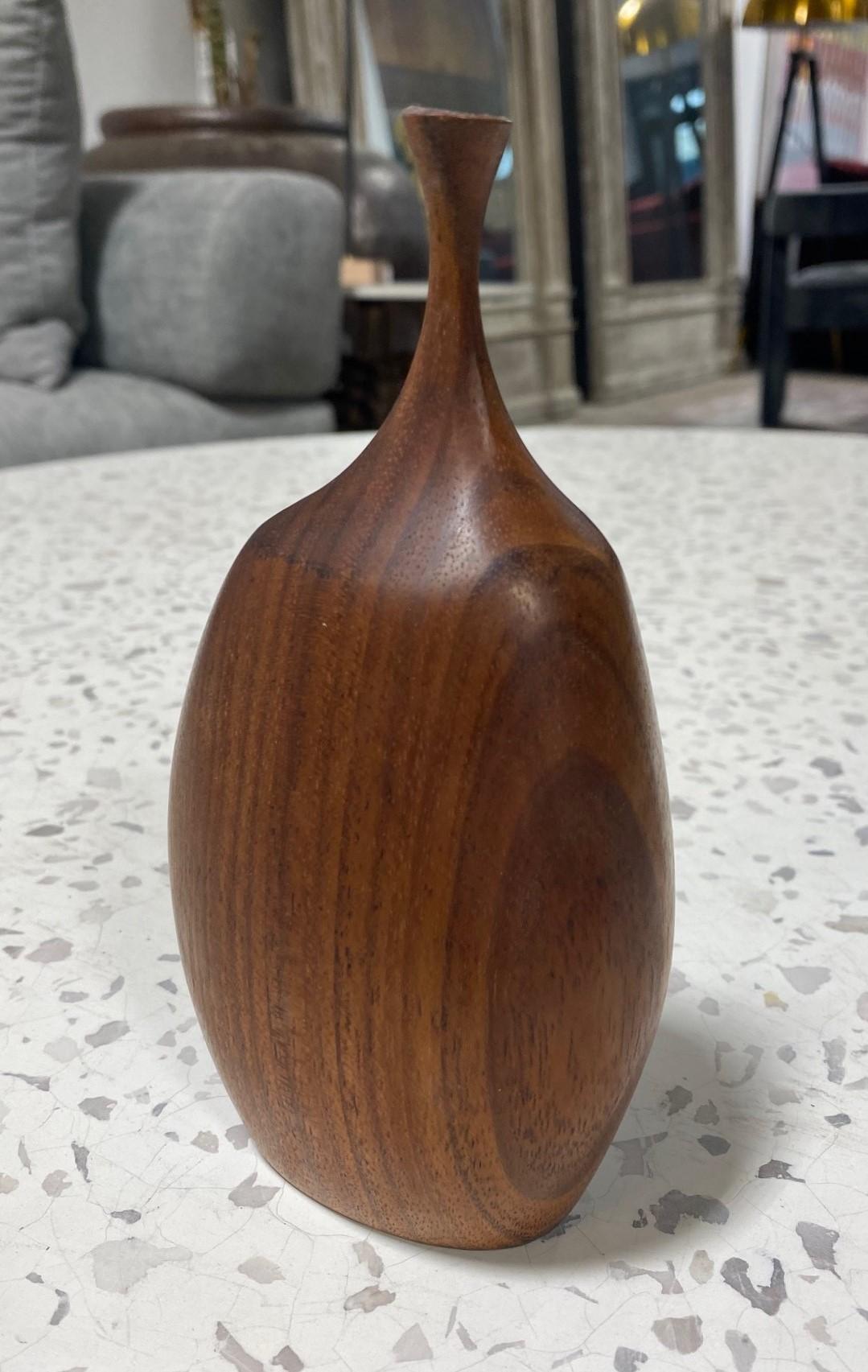Moderne Vase en bois naturel organique tourné signé de l'artiste californien Doug Ayers en vente