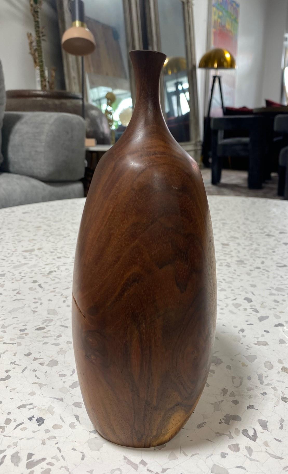 Mid-Century Modern Vase en bois naturel organique tourné signé de l'artiste californien Doug Ayers en vente