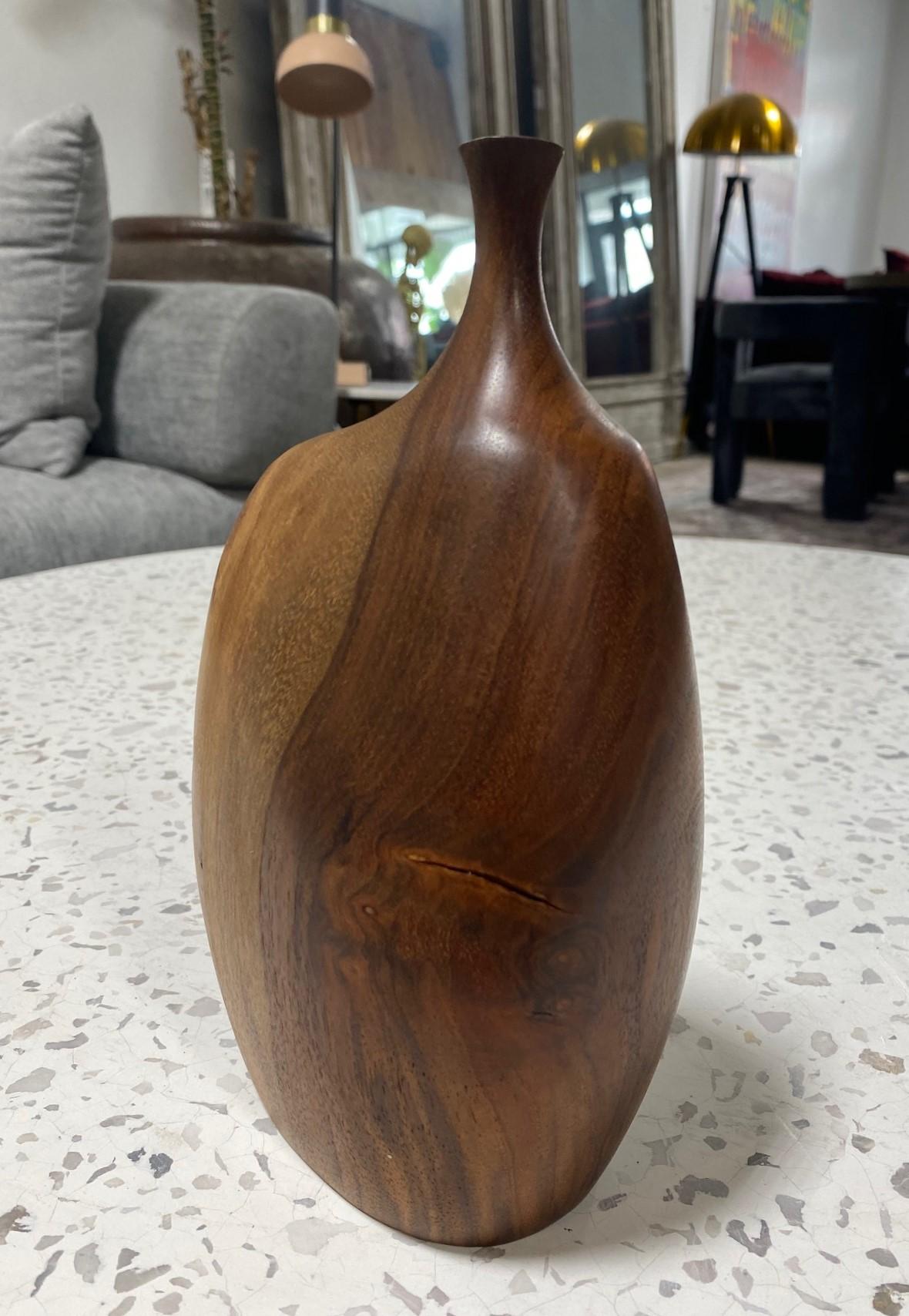 Américain Vase en bois naturel organique tourné signé de l'artiste californien Doug Ayers en vente