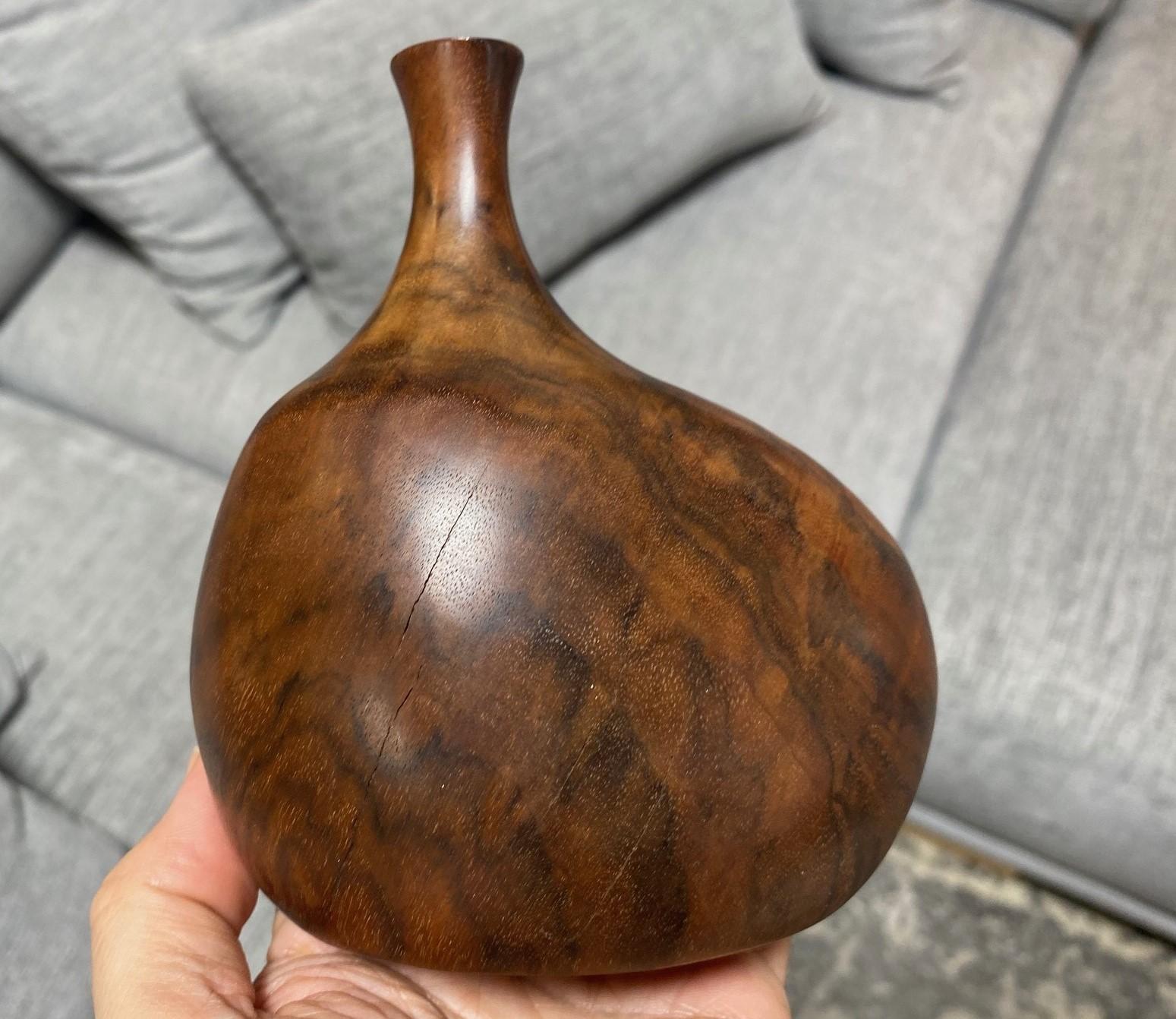 Vase en bois naturel organique tourné signé de l'artiste californien Doug Ayers en vente 1