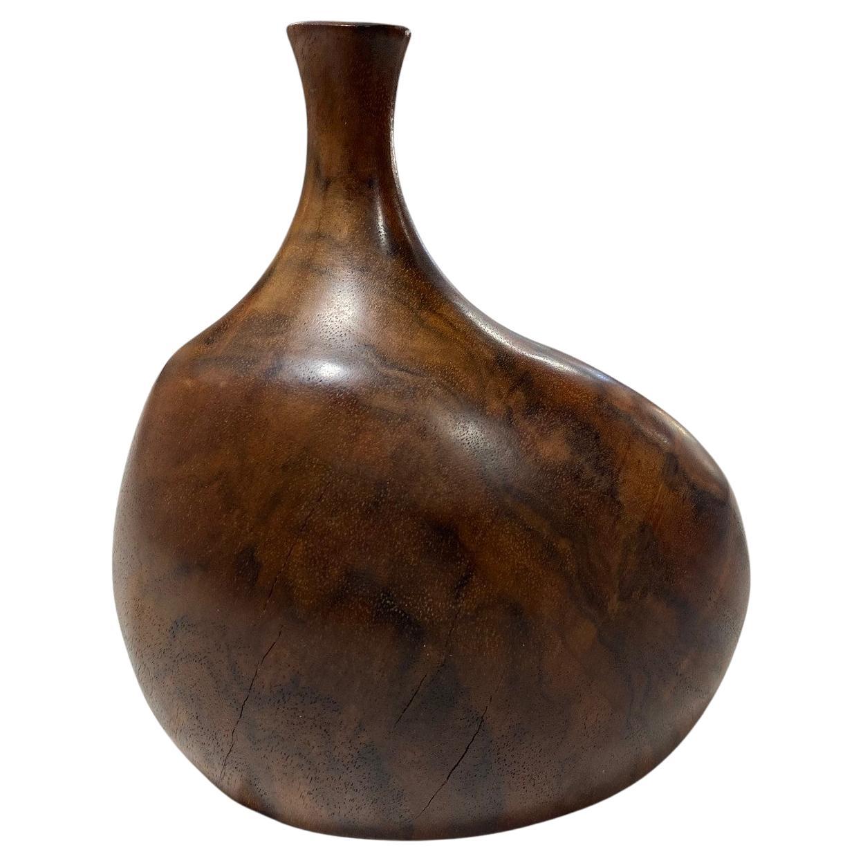 Vase en bois naturel organique tourné signé de l'artiste californien Doug Ayers en vente