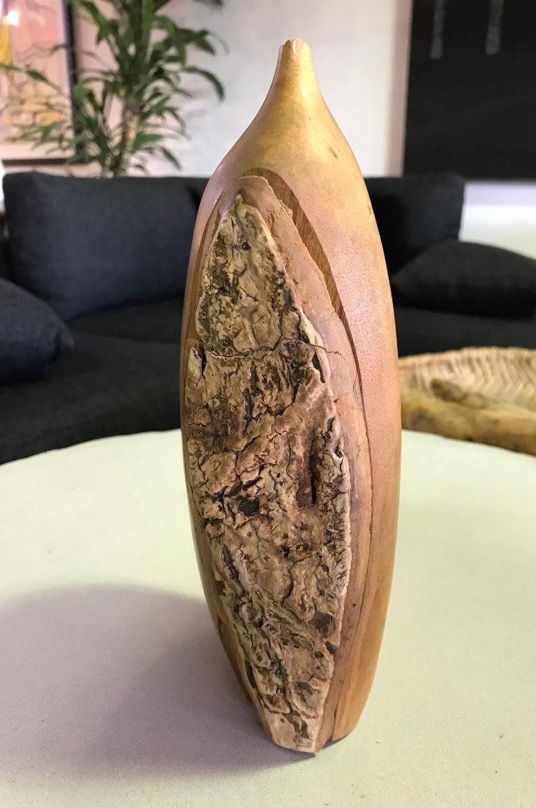 Eine sehr schön gemachte, organische, aus Holz gedrechselte Unkrautvase des berühmten amerikanischen/kalifornischen (Mendocino, CA) Künstlers/Bildhauers Doug Ayers. 

Signiert und datiert von Ayers auf dem Sockel.

Ayers Arbeiten sind immer