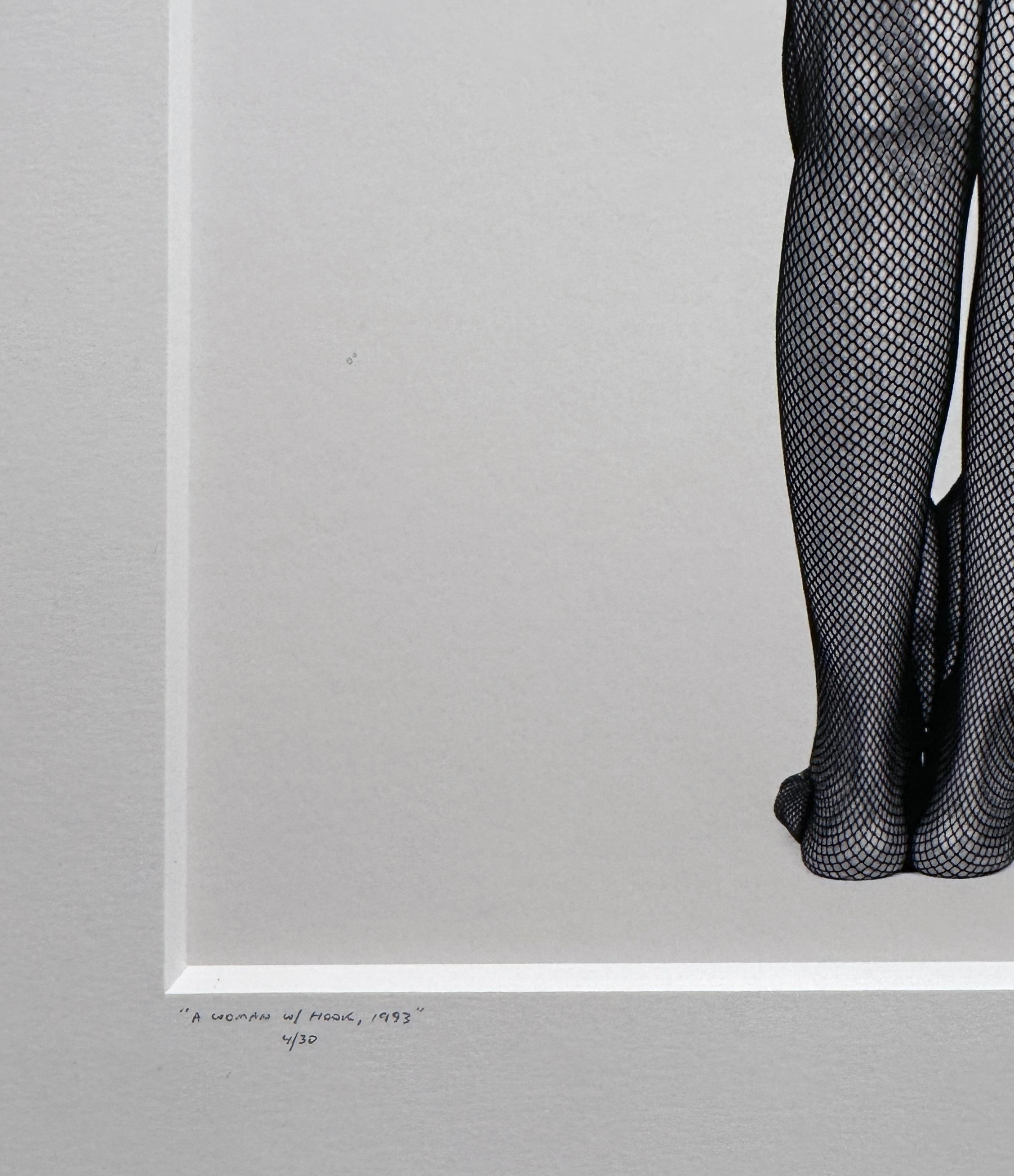 A Woman with a Hook, 1993 – Erotisches Foto, Fischnetz-Platten, matt und gerahmt 2