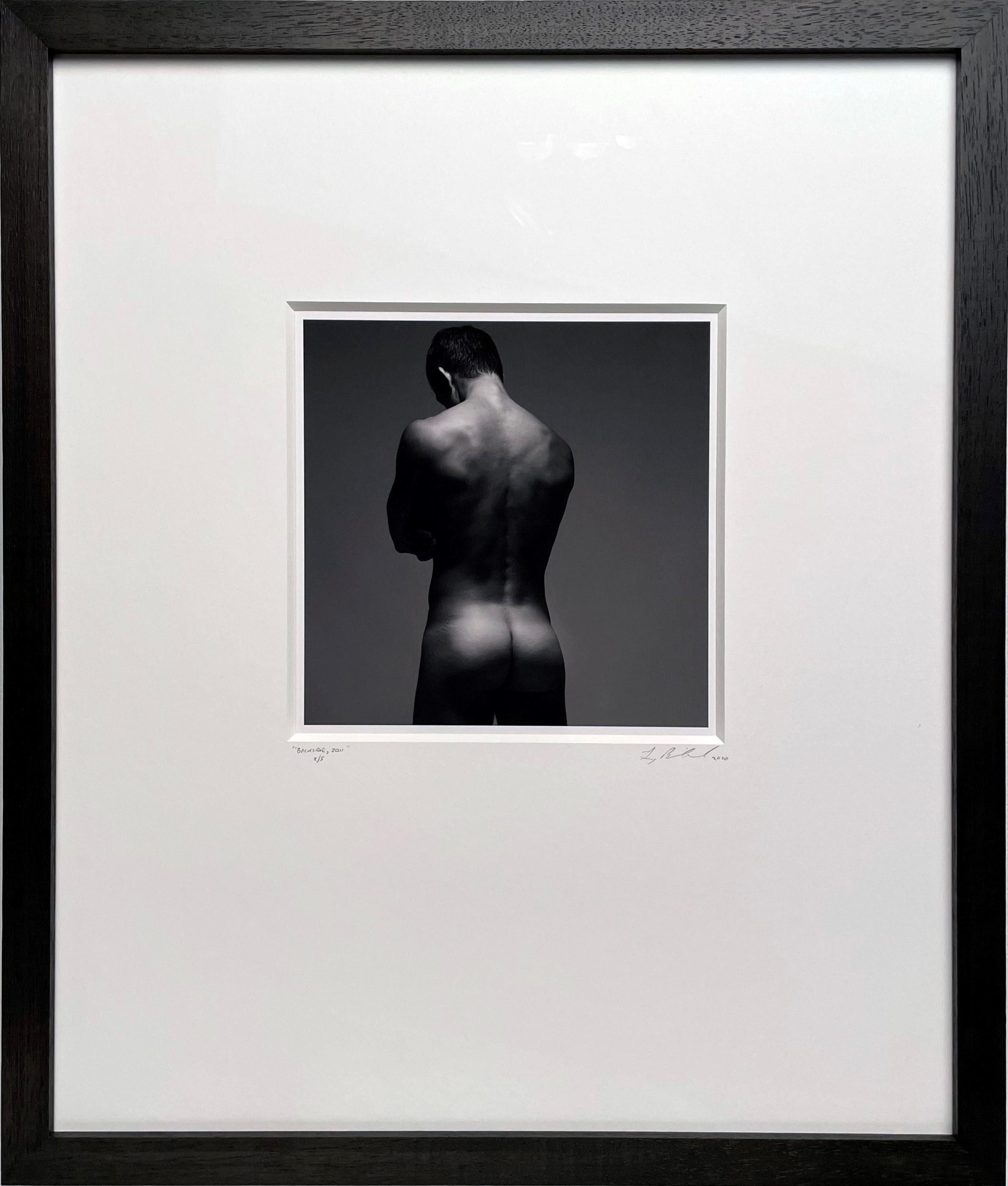 Rückseite, - Hautfarbener Torso, Schwarz-Weiß-Fotografie, mattiert und gerahmt (Zeitgenössisch), Photograph, von Doug Birkenheuer