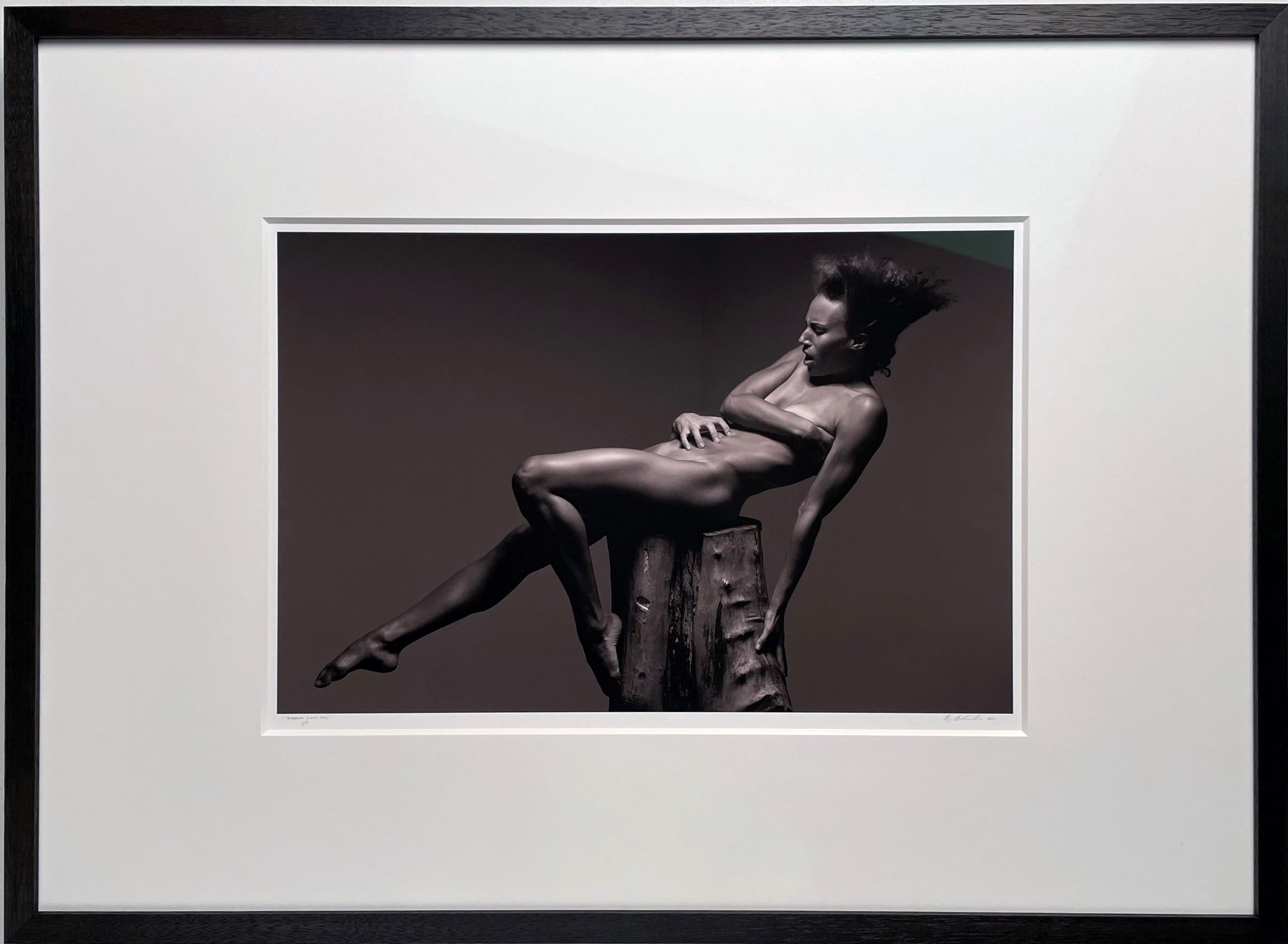 Diagonal Lift - Nude Female Balanced on a Pedestal, Photographie en noir et blanc  - Noir Black and White Photograph par Doug Birkenheuer