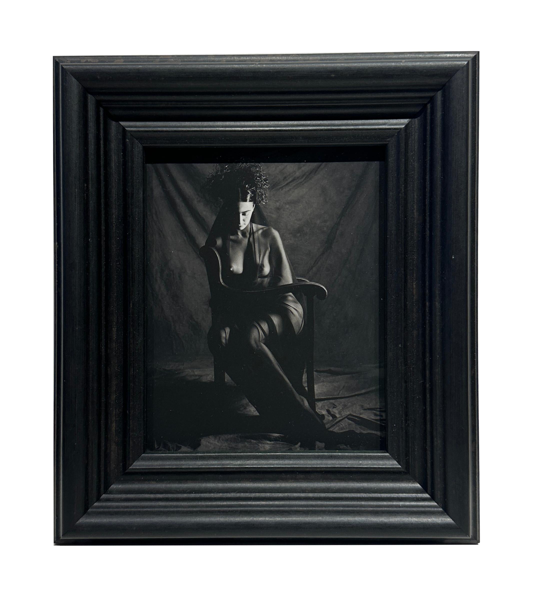 Somber Frau, 1992 – Nackte weibliche Fotografie, sitzend und geädert, Schwarz-Weiß-Fotografie – Photograph von Doug Birkenheuer