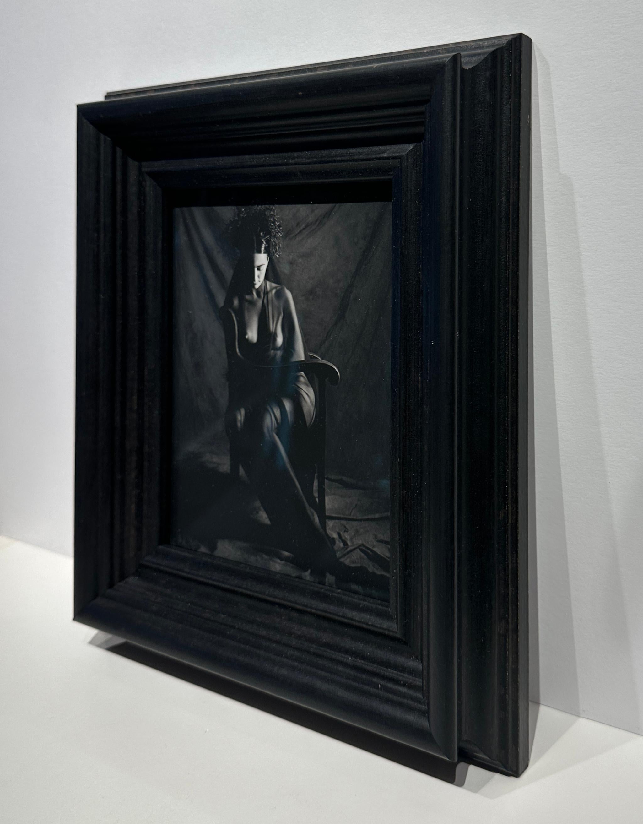 Somber Frau, 1992 – Nackte weibliche Fotografie, sitzend und geädert, Schwarz-Weiß-Fotografie (Zeitgenössisch), Photograph, von Doug Birkenheuer