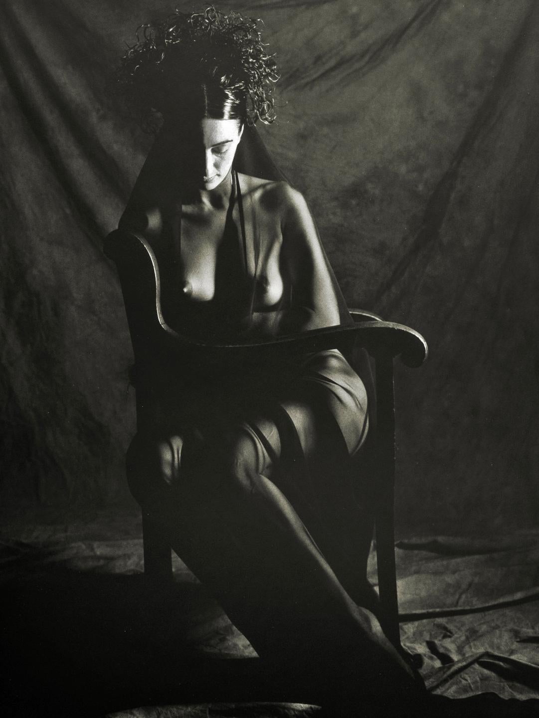Doug Birkenheuer Black and White Photograph – Somber Frau, 1992 – Nackte weibliche Fotografie, sitzend und geädert, Schwarz-Weiß-Fotografie