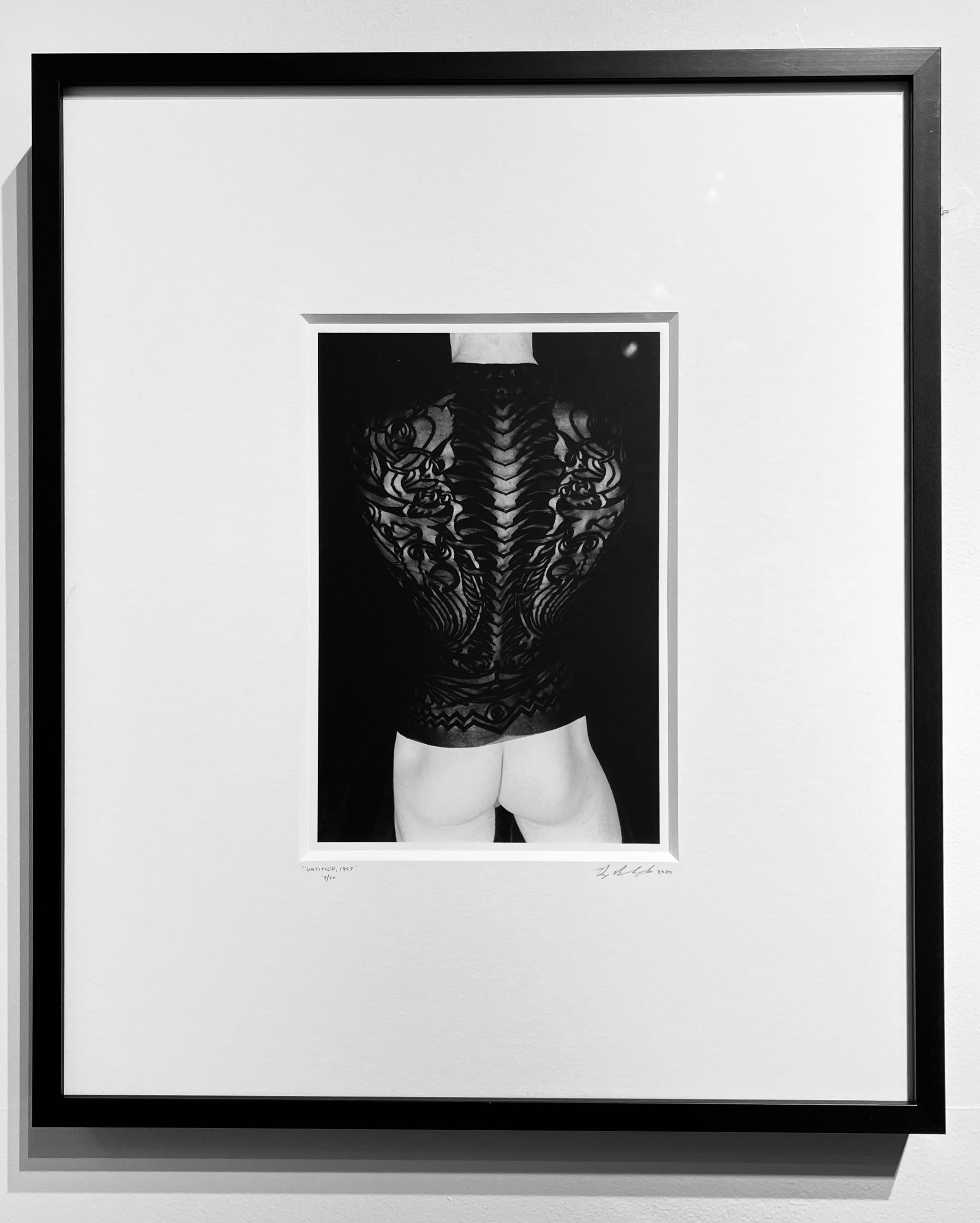 Untitled 1997 - Erotisches Aktfoto mit Figur in Jean Paul Gauthier Tattoo-Hemd – Photograph von Doug Birkenheuer
