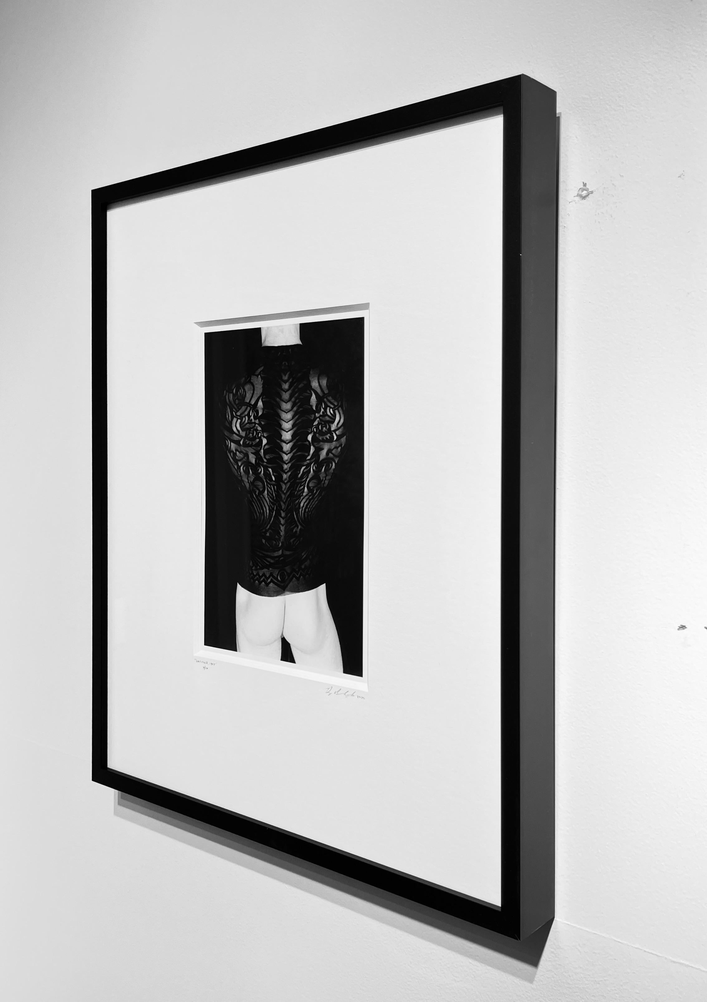 Untitled 1997 - Erotisches Aktfoto mit Figur in Jean Paul Gauthier Tattoo-Hemd (Zeitgenössisch), Photograph, von Doug Birkenheuer