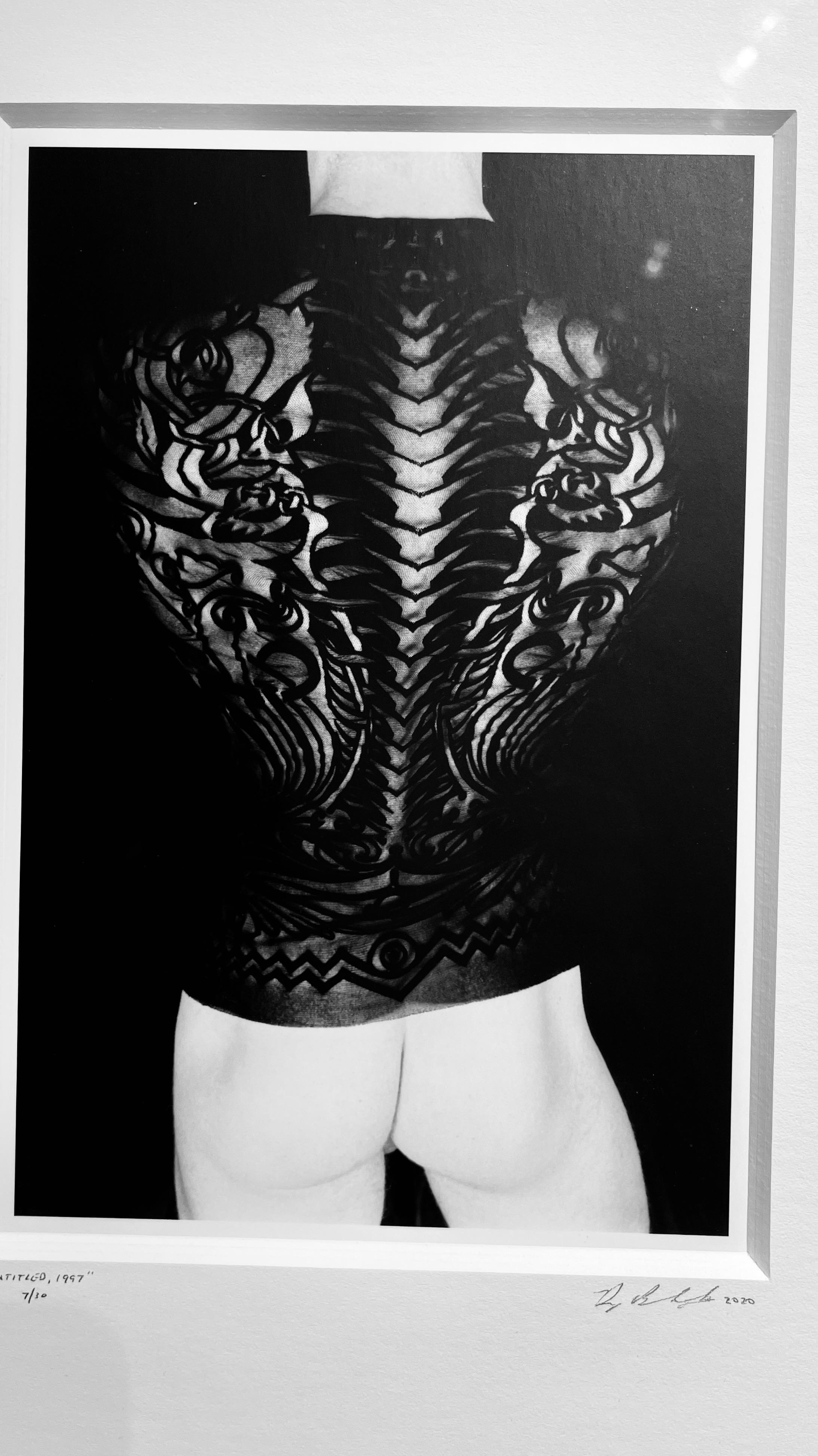 Untitled 1997 - Erotisches Aktfoto mit Figur in Jean Paul Gauthier Tattoo-Hemd im Angebot 1