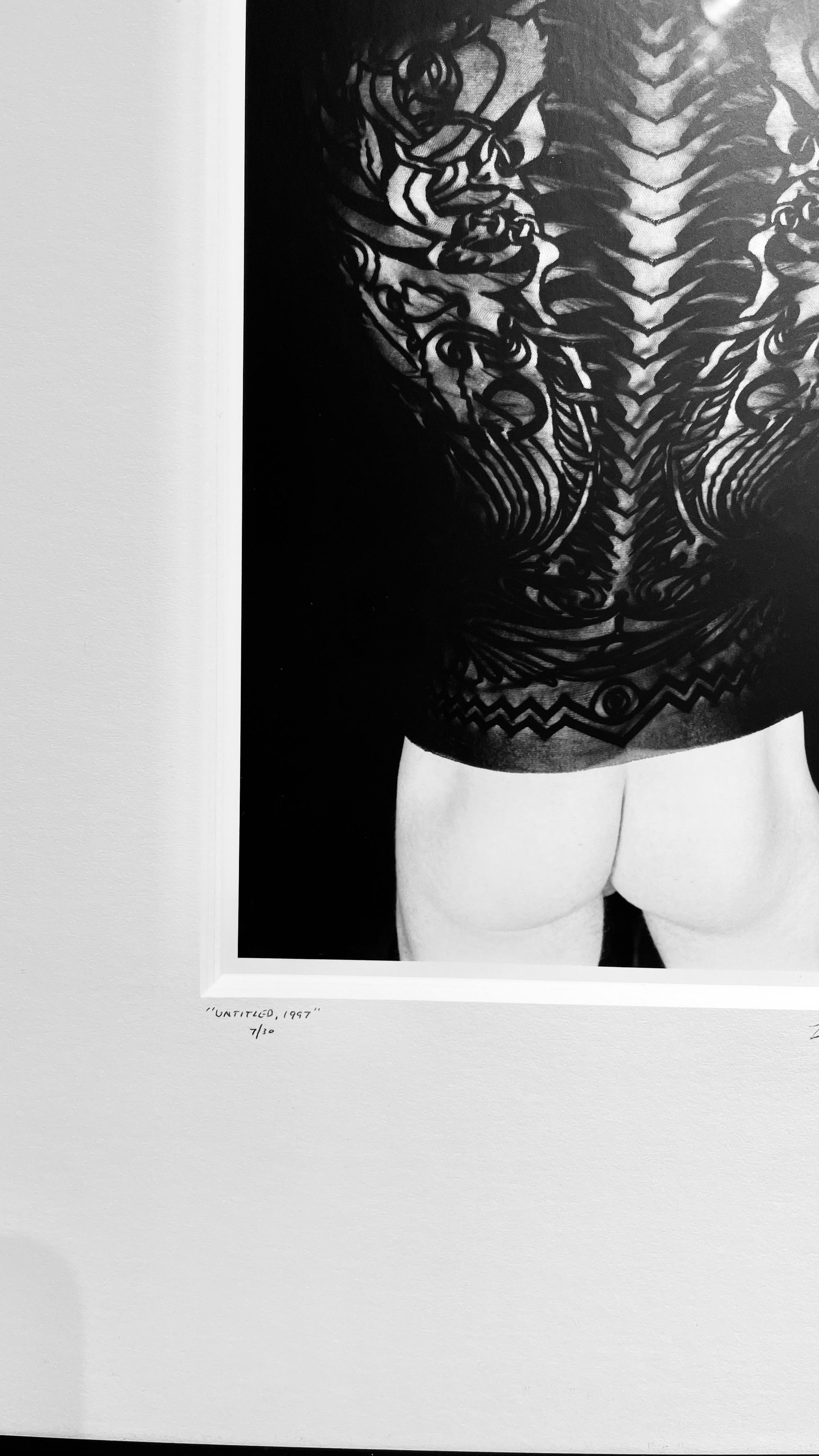 Untitled 1997 - Erotisches Aktfoto mit Figur in Jean Paul Gauthier Tattoo-Hemd im Angebot 2