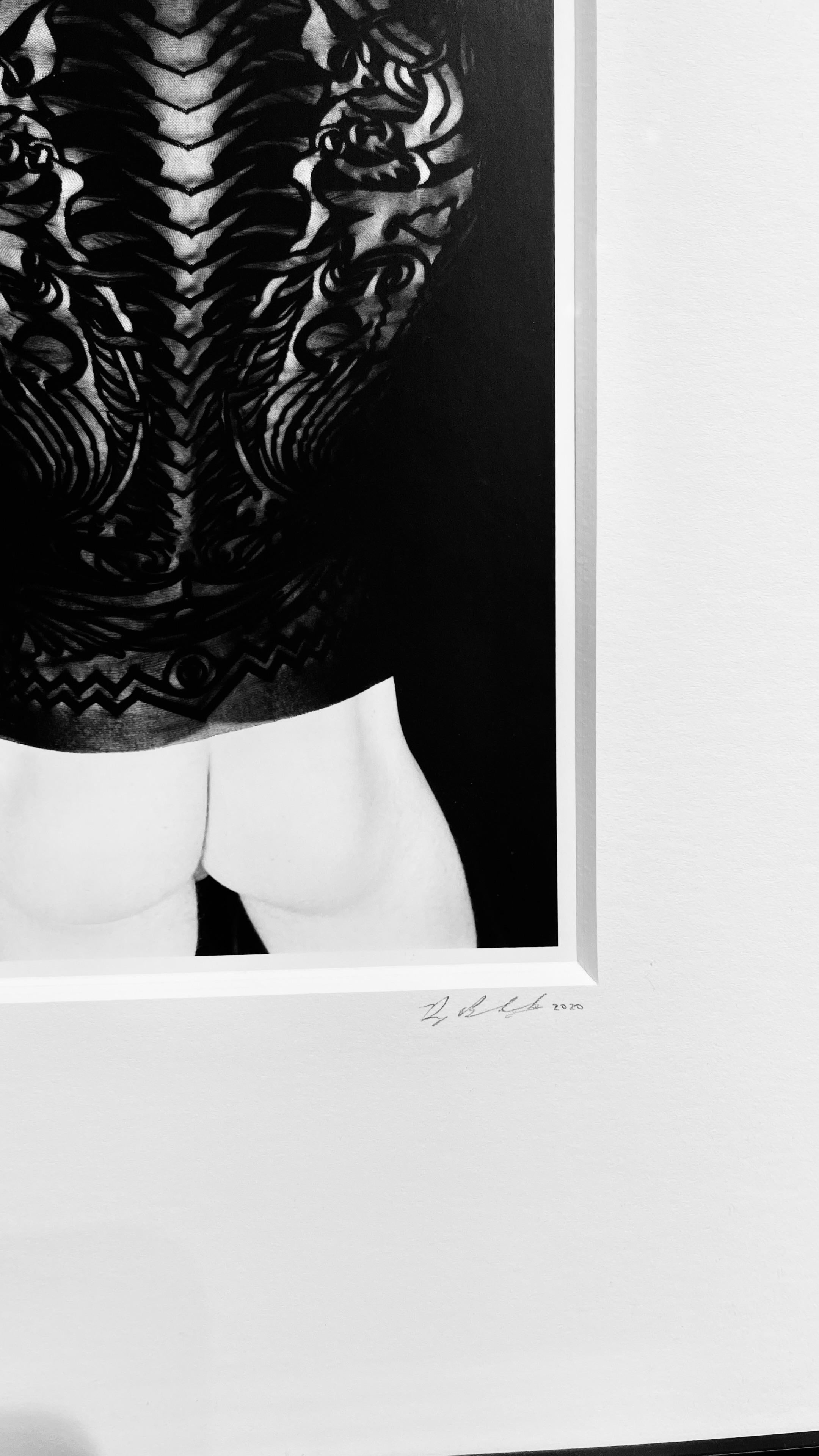 Untitled 1997 - Erotisches Aktfoto mit Figur in Jean Paul Gauthier Tattoo-Hemd im Angebot 3