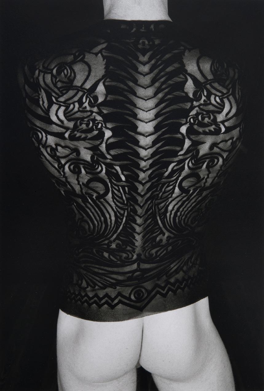Doug Birkenheuer Nude Photograph – Untitled 1997 - Erotisches Aktfoto mit Figur in Jean Paul Gauthier Tattoo-Hemd