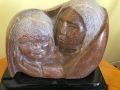 Sculpture de mère et d'enfant Stopping the Tears de Doug Hyde