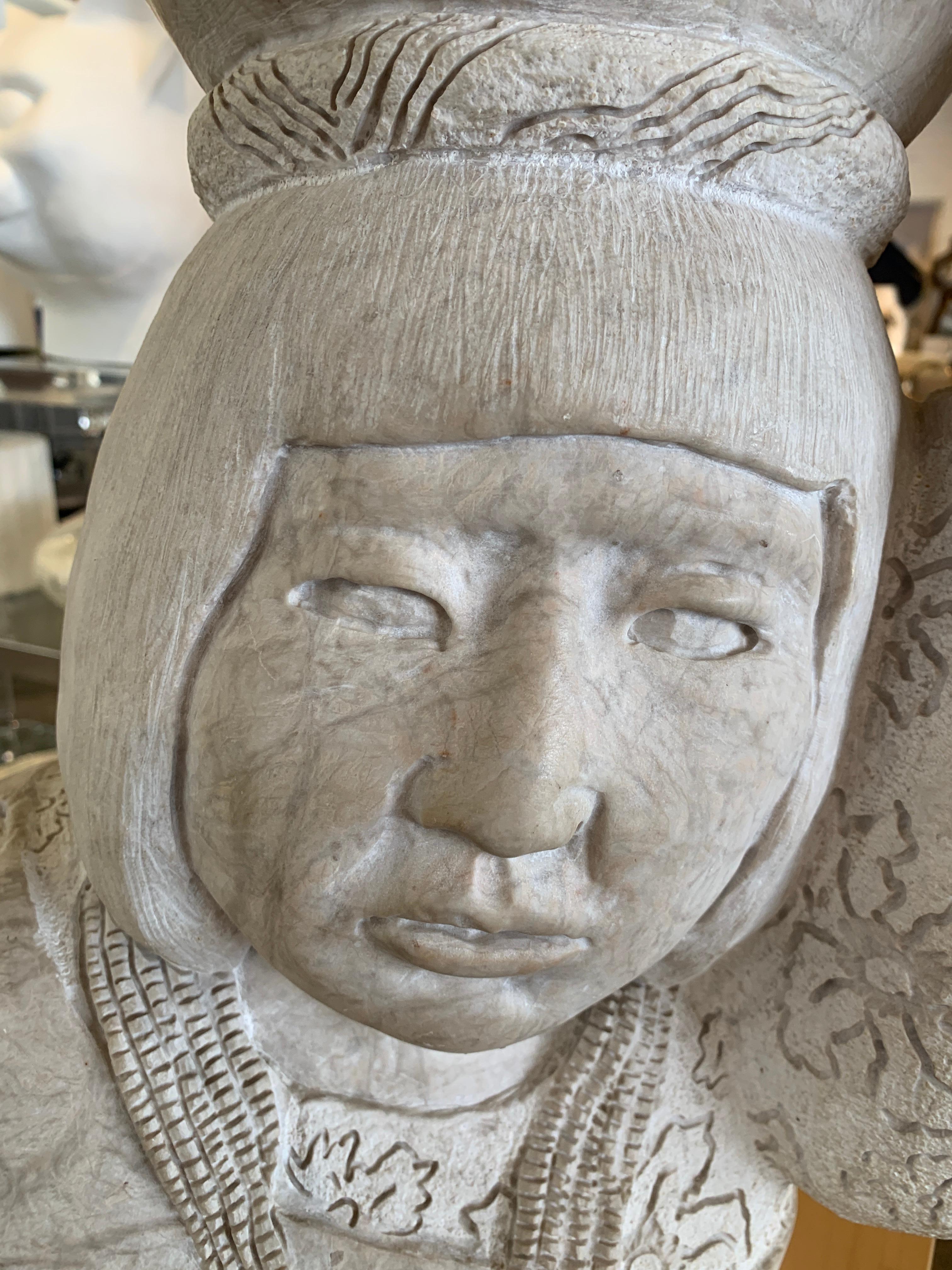 Sculpture en pierre d'Inuit américain de Doug Hyde en vente 2