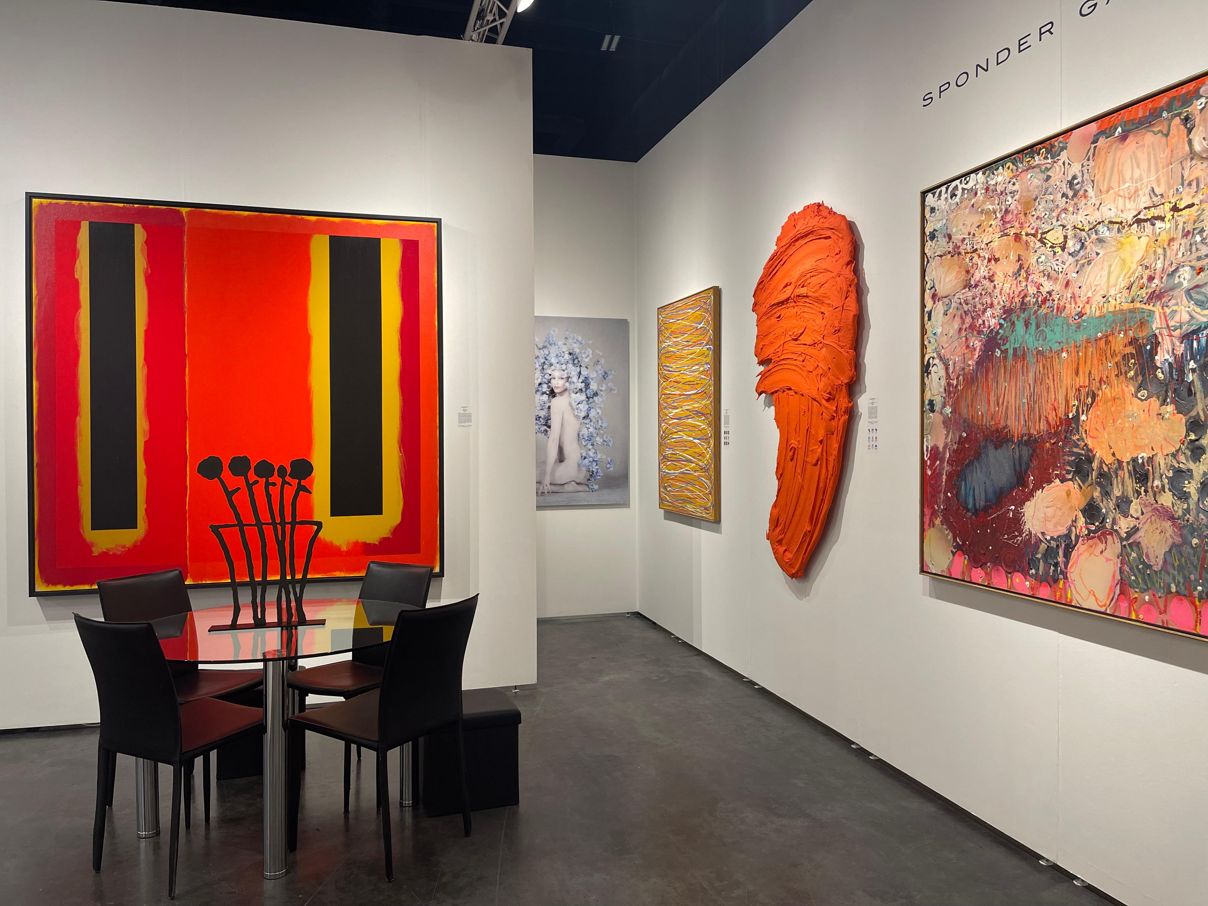 Obwohl er mit so berühmten Künstlern des abstrakten Expressionismus wie Lee Krasner und Robert Motherwell verkehrte, schafft Doug Ohlson Bilder, die zurückhaltend und geometrisch sind. Seine Farbfeldgemälde sind inspiriert von den gesättigten Weiten